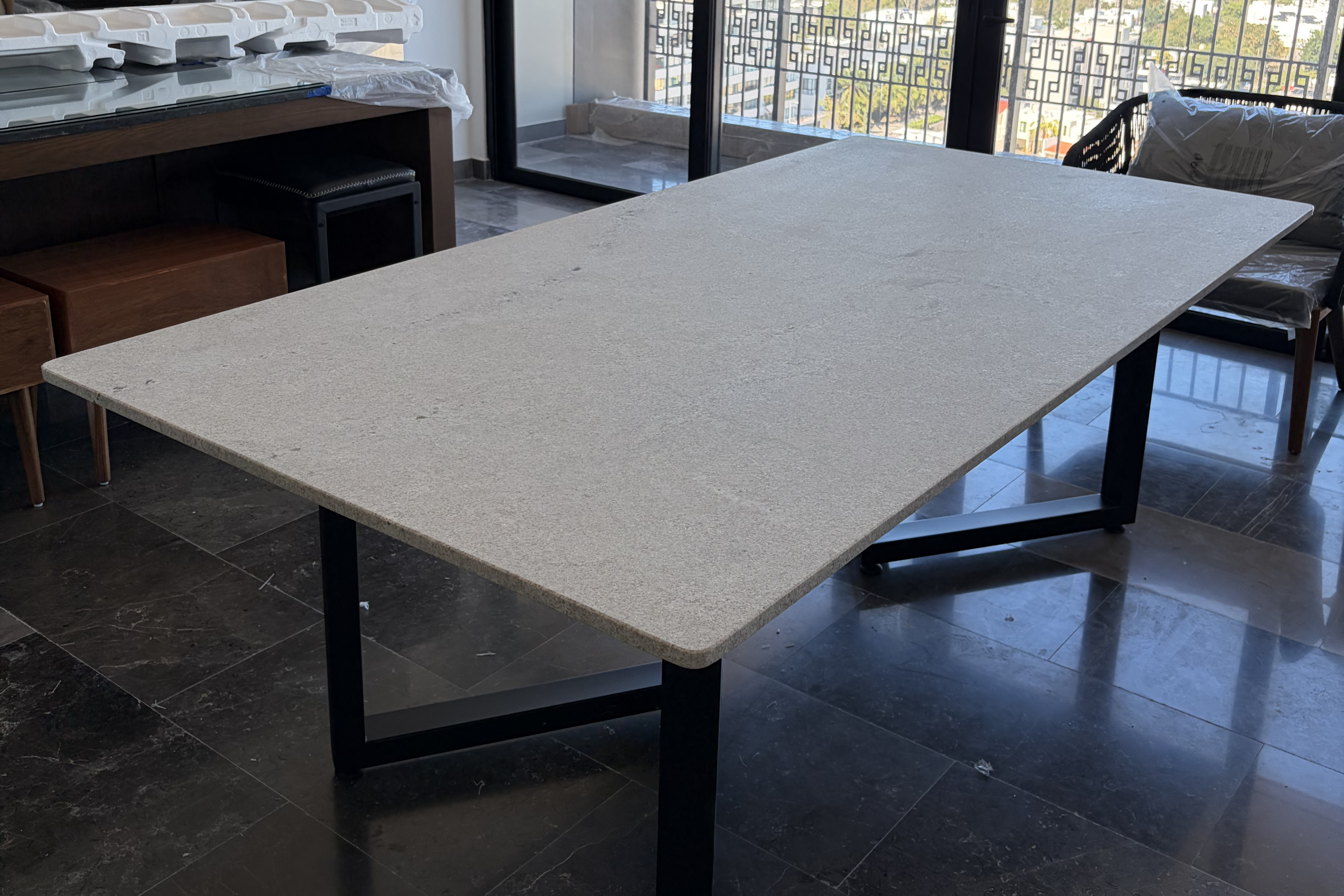 Comedor Rectangular 2.40 M x 1.20 M Con Base Modelo V | Granito Blanco Itaunas Leather (Sólo Disponible en Mérida, Yucatán📍)