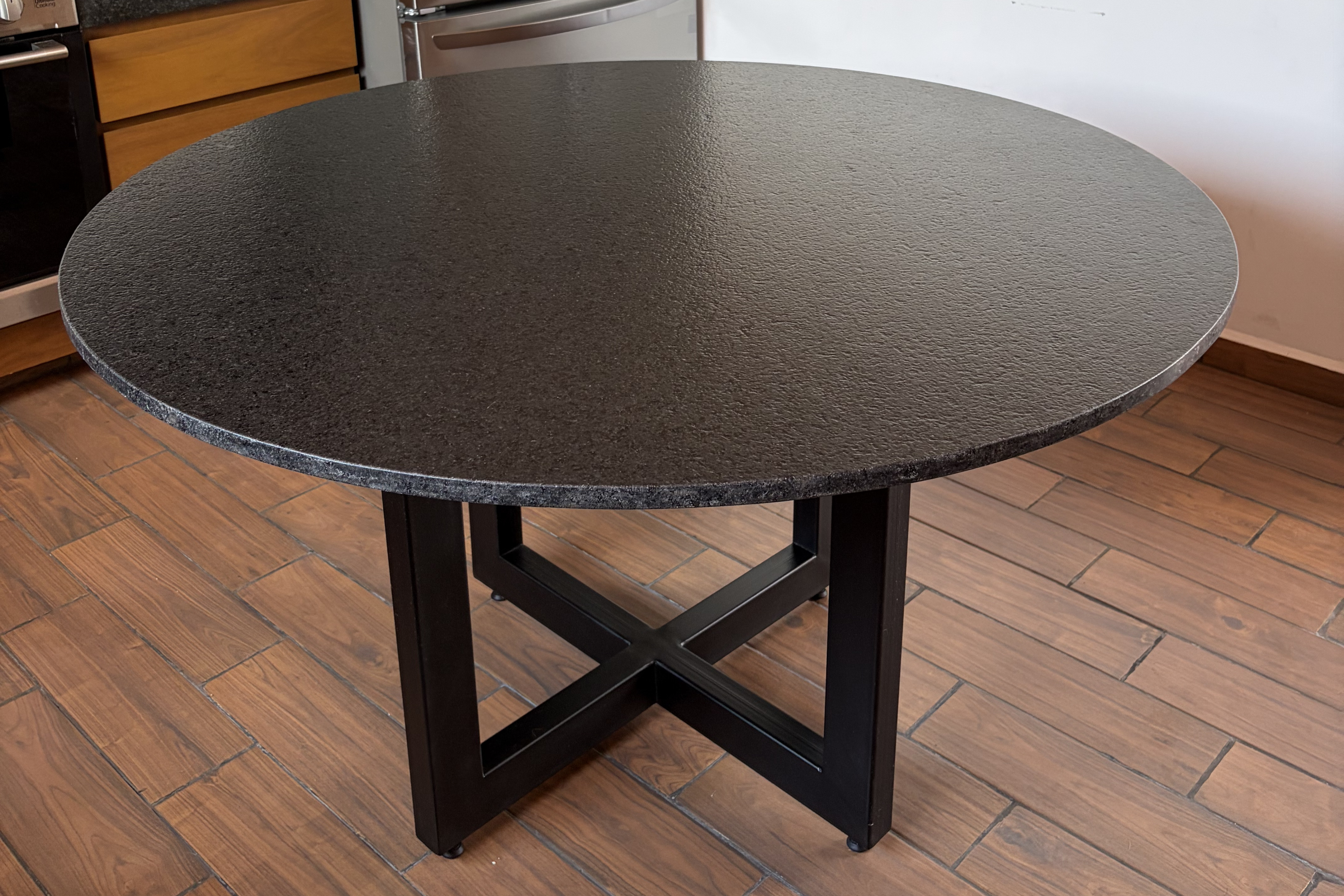 Comedor Circular 1.35 M de Diámetro | Granito Negro San Gabriel Leather (Sólo Disponible en Mérida, Yucatán📍)