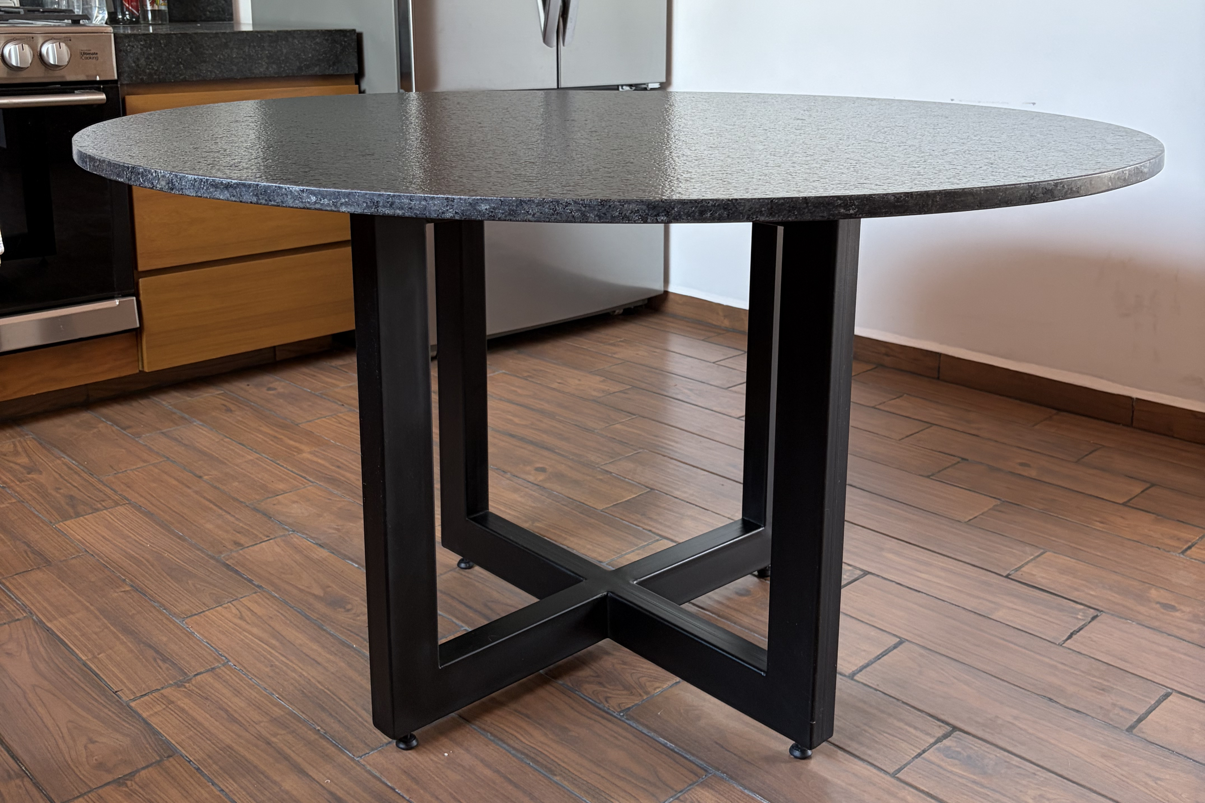 Comedor Circular 1.35 M de Diámetro | Granito Negro San Gabriel Leather (Sólo Disponible en Mérida, Yucatán📍)
