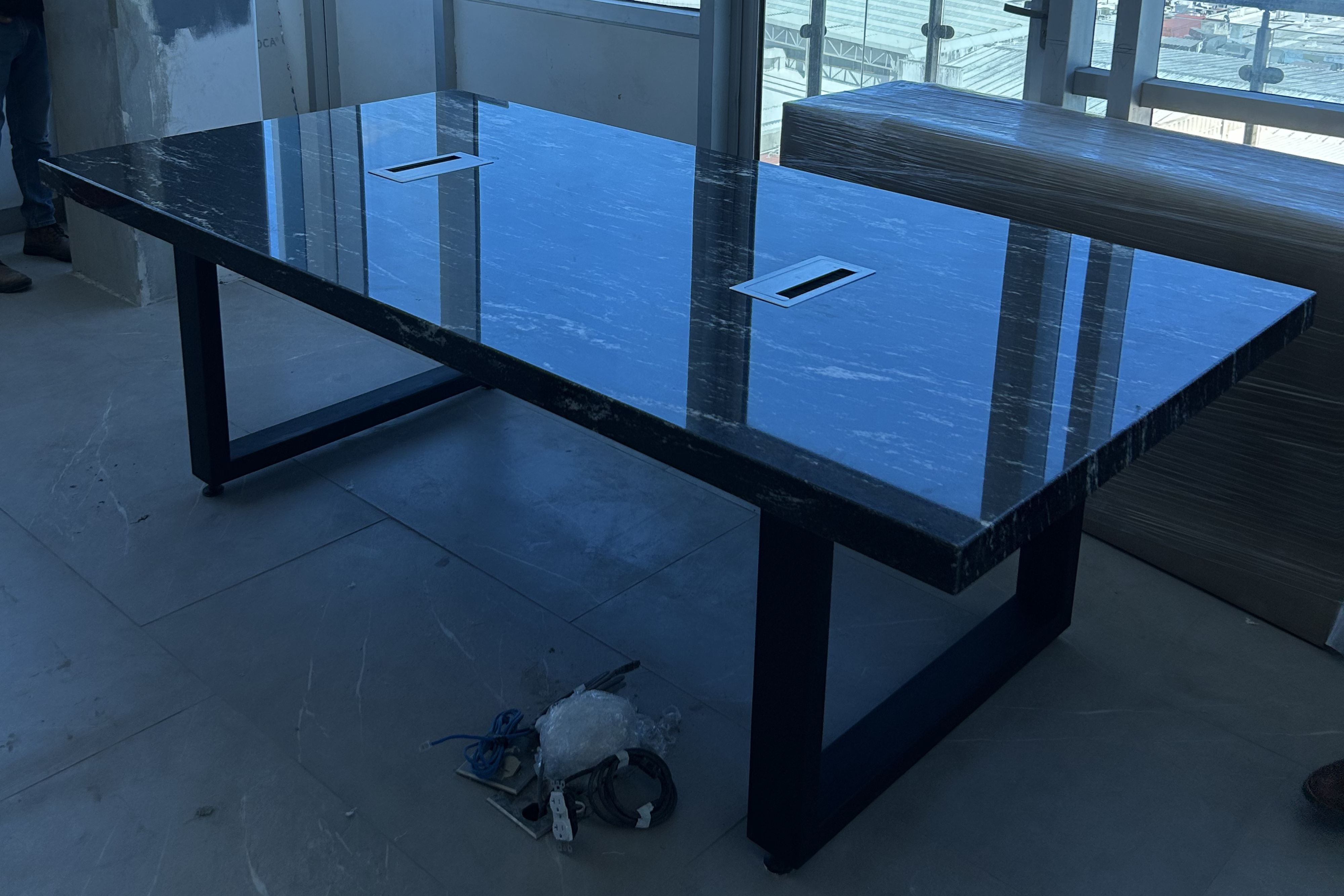 Mesa de Juntas Rectangular 2.40 M x 1.20 M Con Faldón, Base Modelo U Invertida & Multicontactos | Granito Vía Láctea Pulido y Brillado (Sólo Disponible en Mérida, Yucatán📍)