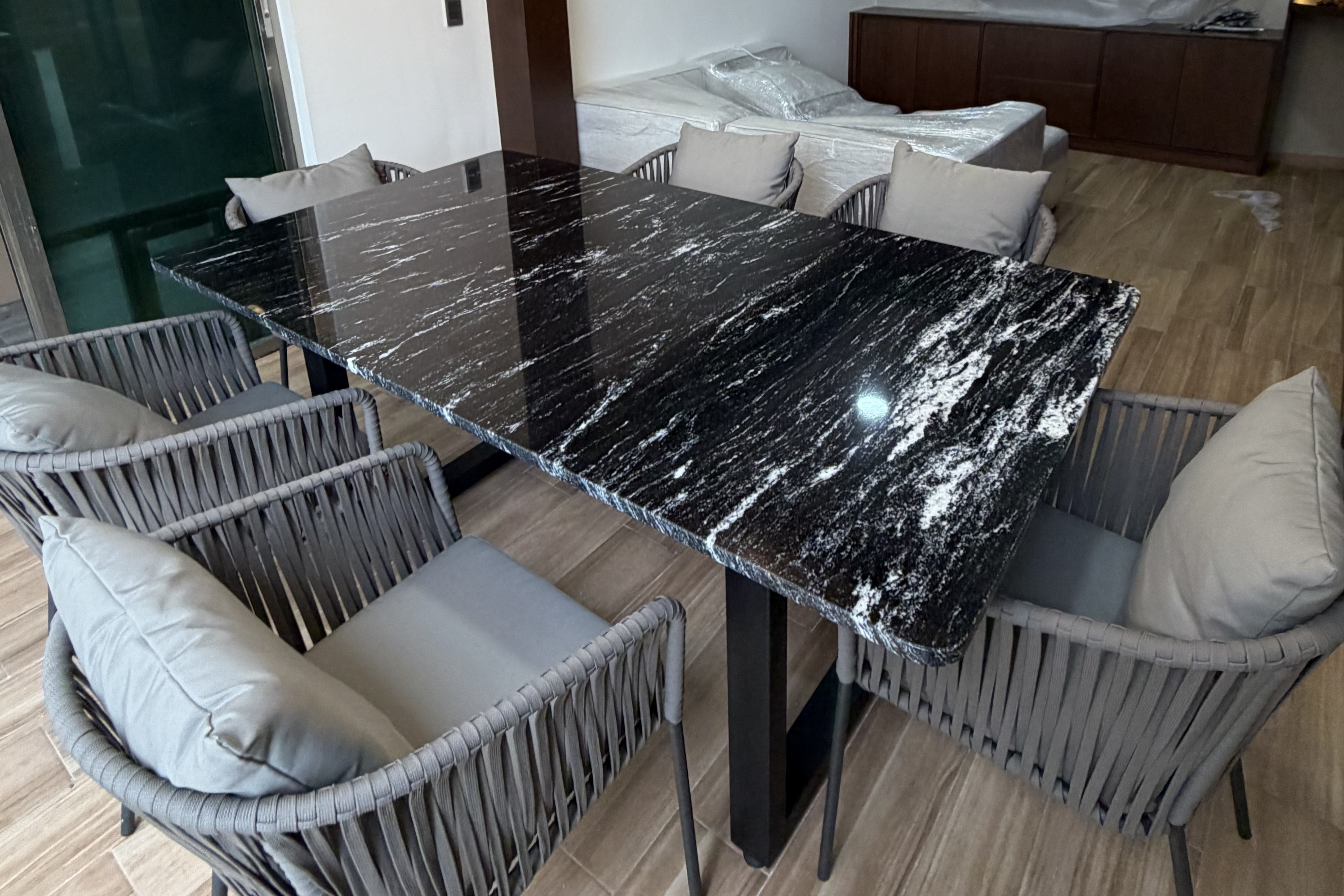 Comedor Rectangular 1.80 M x 1.10 M Con Base Modelo U Invertida | Granito Vía Láctea Pulido y Brillado (Sólo Disponible en Mérida, Yucatán📍)
