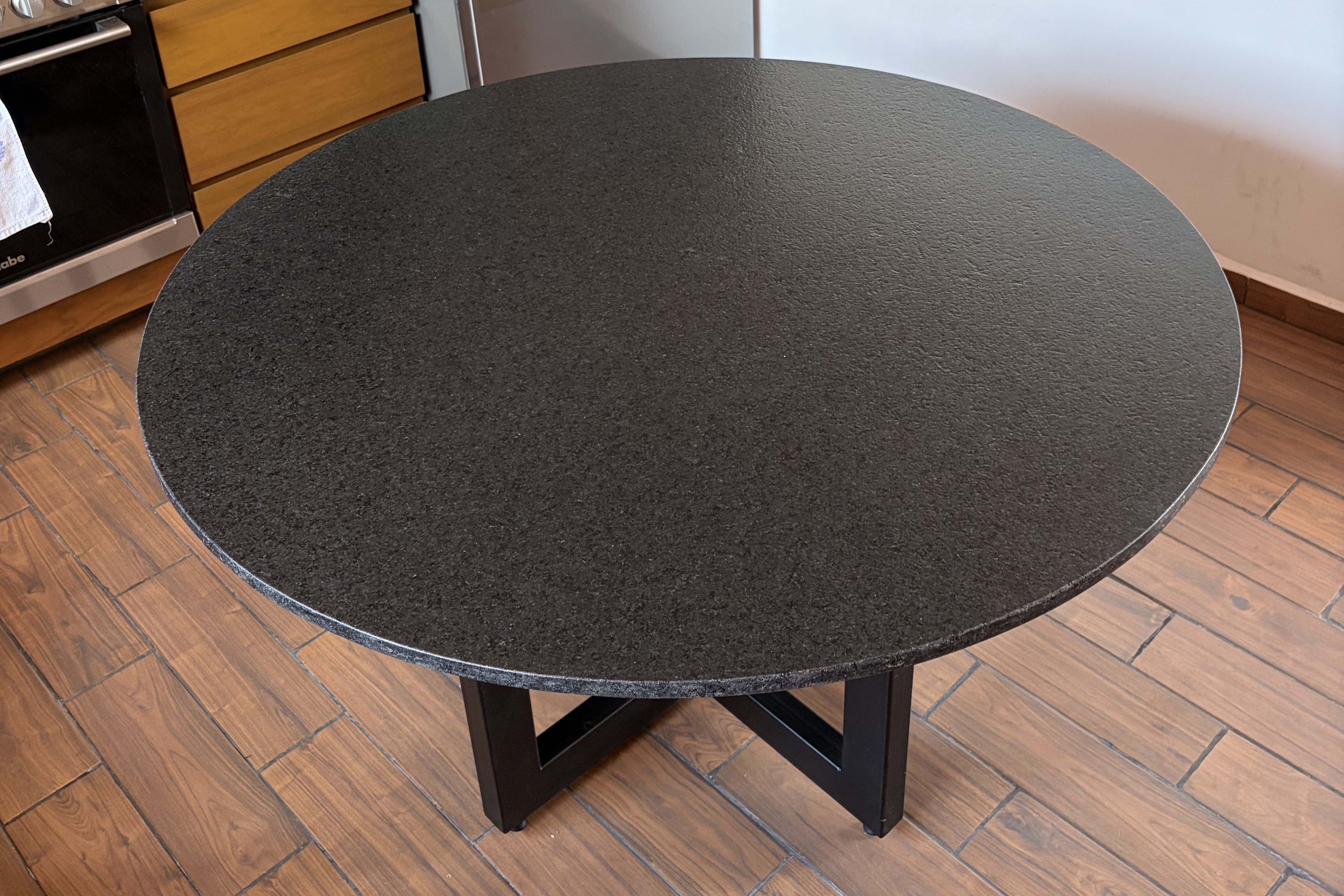 Comedor Circular 1.35 M de Diámetro | Granito Negro San Gabriel Leather (Sólo Disponible en Mérida, Yucatán📍)