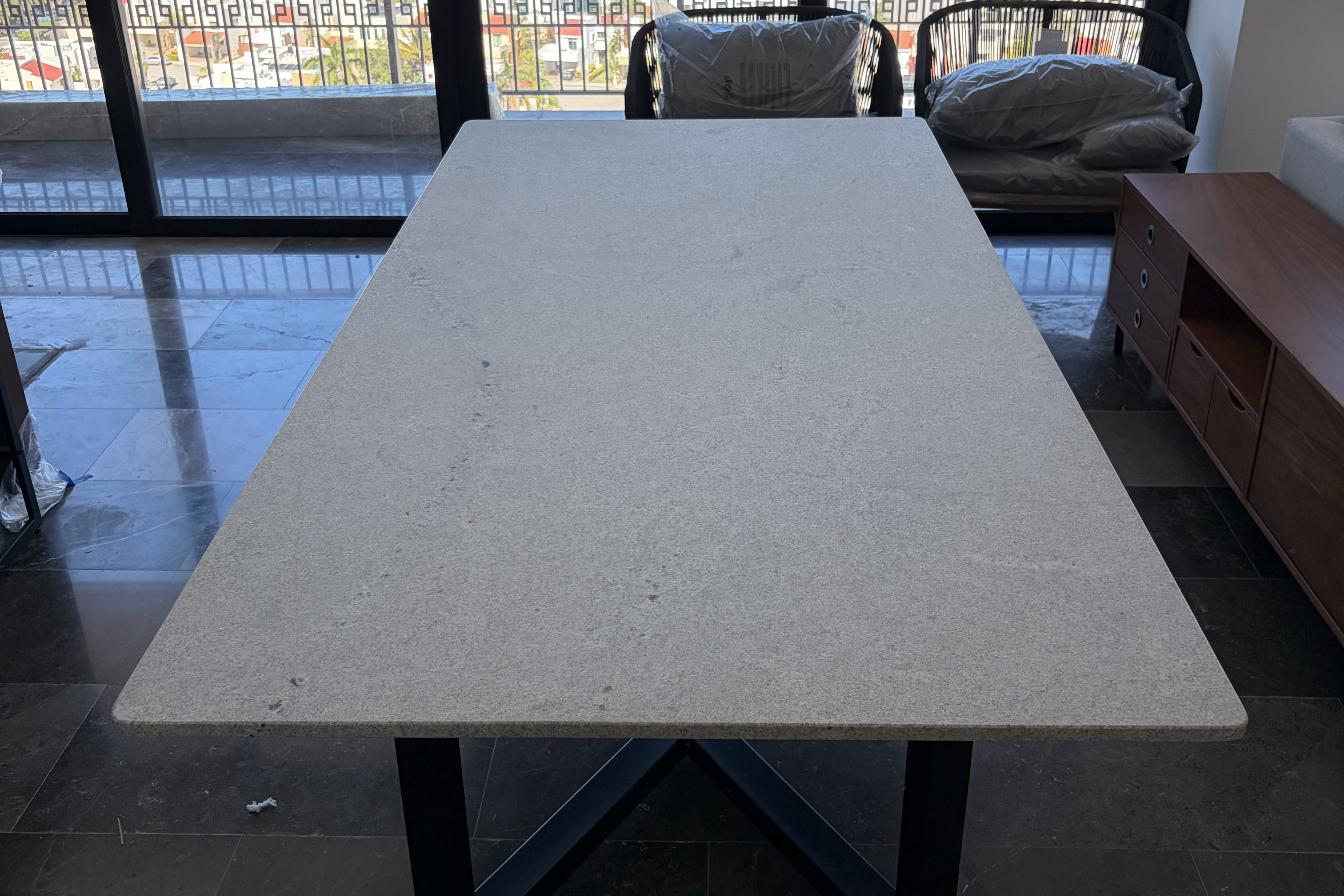 Comedor Rectangular 2.40 M x 1.20 M Con Base Modelo V | Granito Blanco Itaunas Leather (Sólo Disponible en Mérida, Yucatán📍)