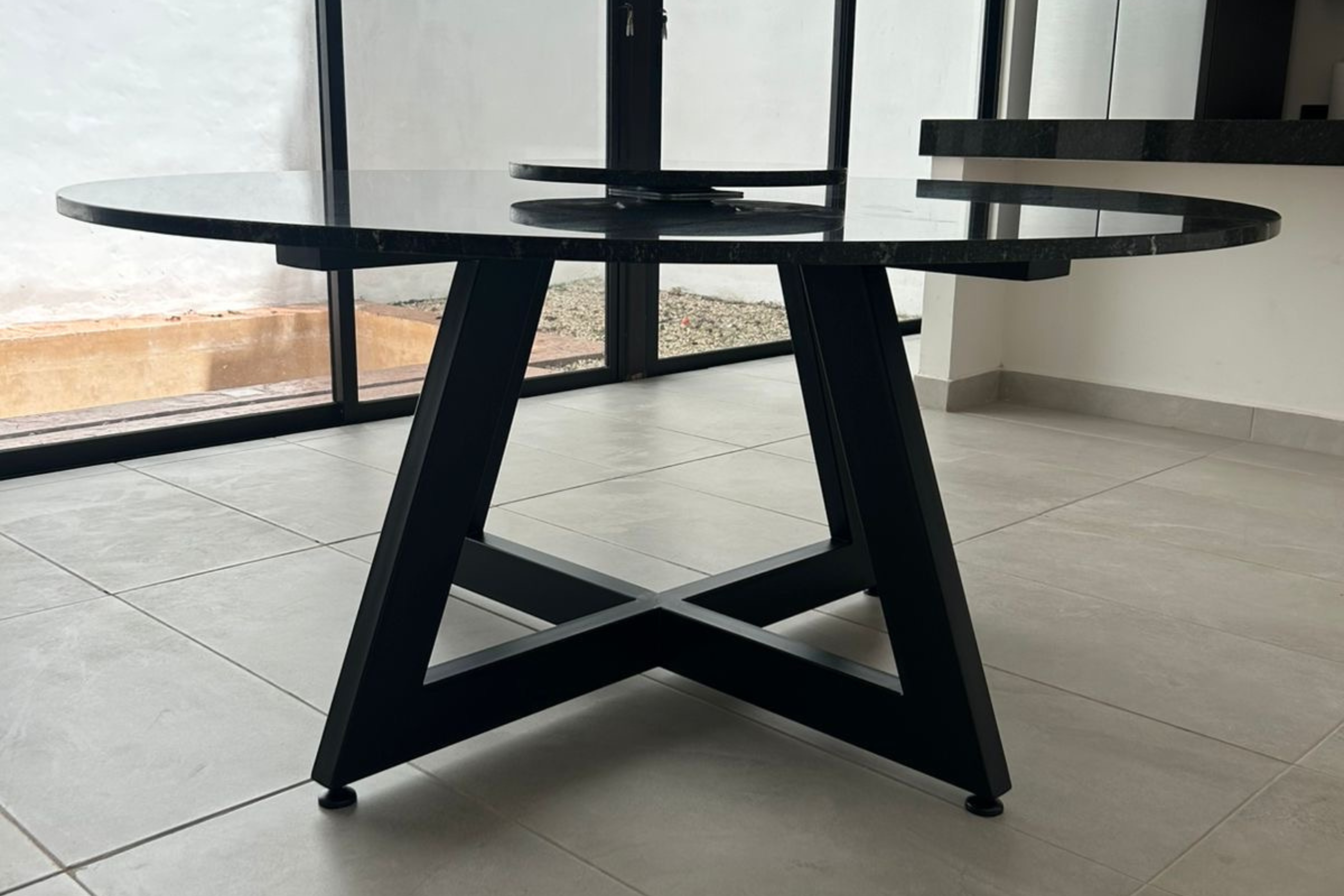 Comedor Circular 1.50 M de Diámetro Con Lazy Susan de 50 CM de Diámetro | Granito Vía Láctea Pulido y Brillado (Sólo Disponible en Mérida, Yucatán📍)