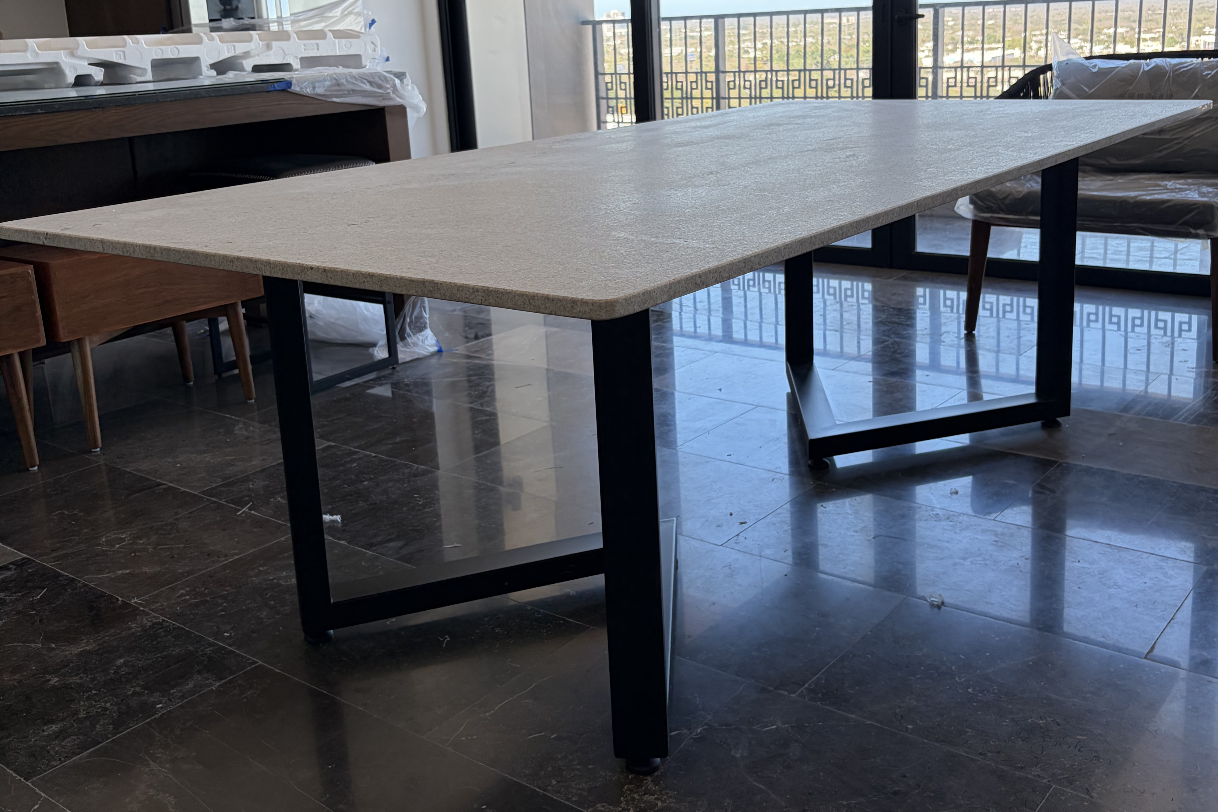 Comedor Rectangular 2.40 M x 1.20 M Con Base Modelo V | Granito Blanco Itaunas Leather (Sólo Disponible en Mérida, Yucatán📍)