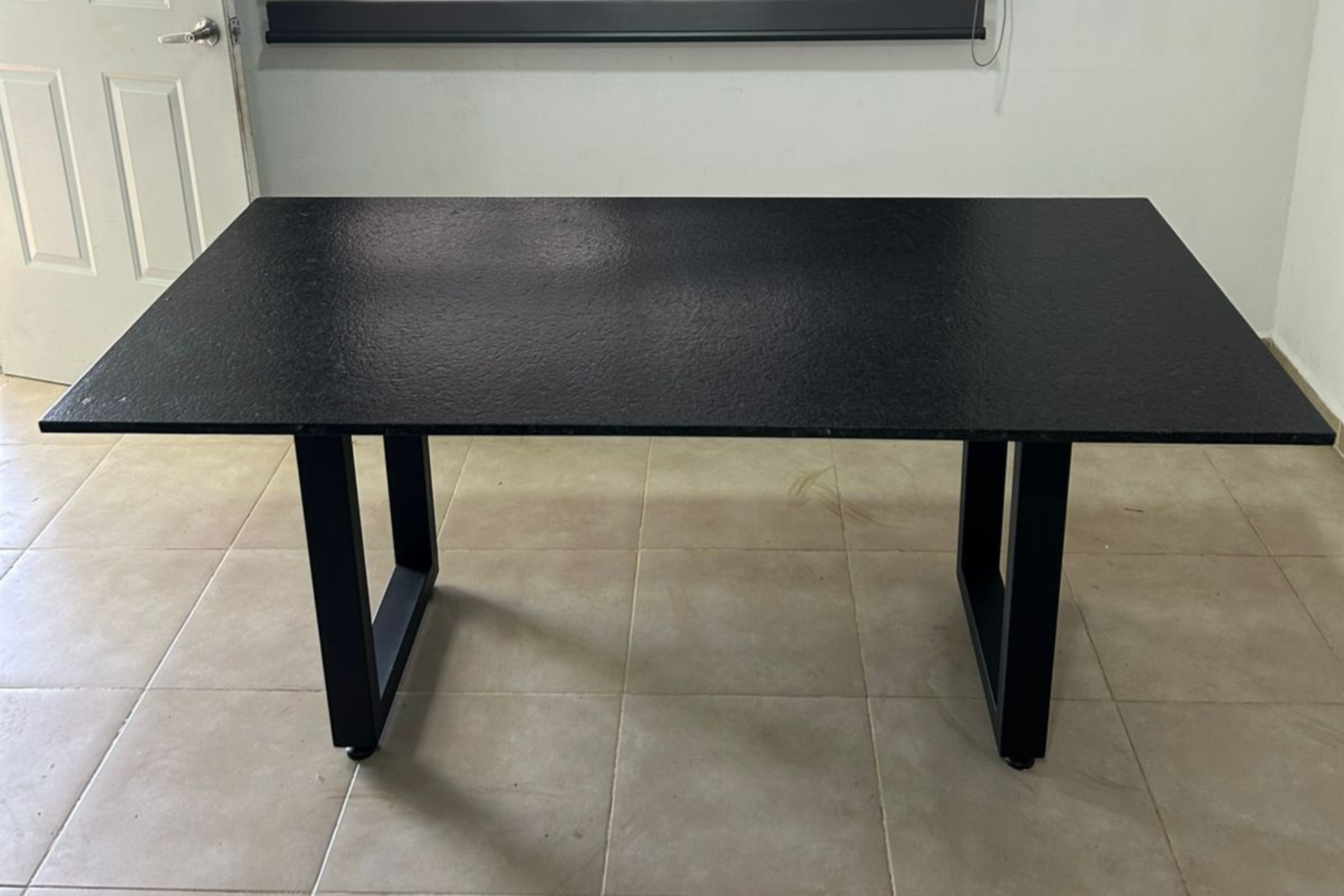 Comedor Rectangular 1.80 M x 1.10 M Con Base Modelo U Invertida | Granito Negro San Gabriel Leather (Sólo Disponible en Mérida, Yucatán📍)