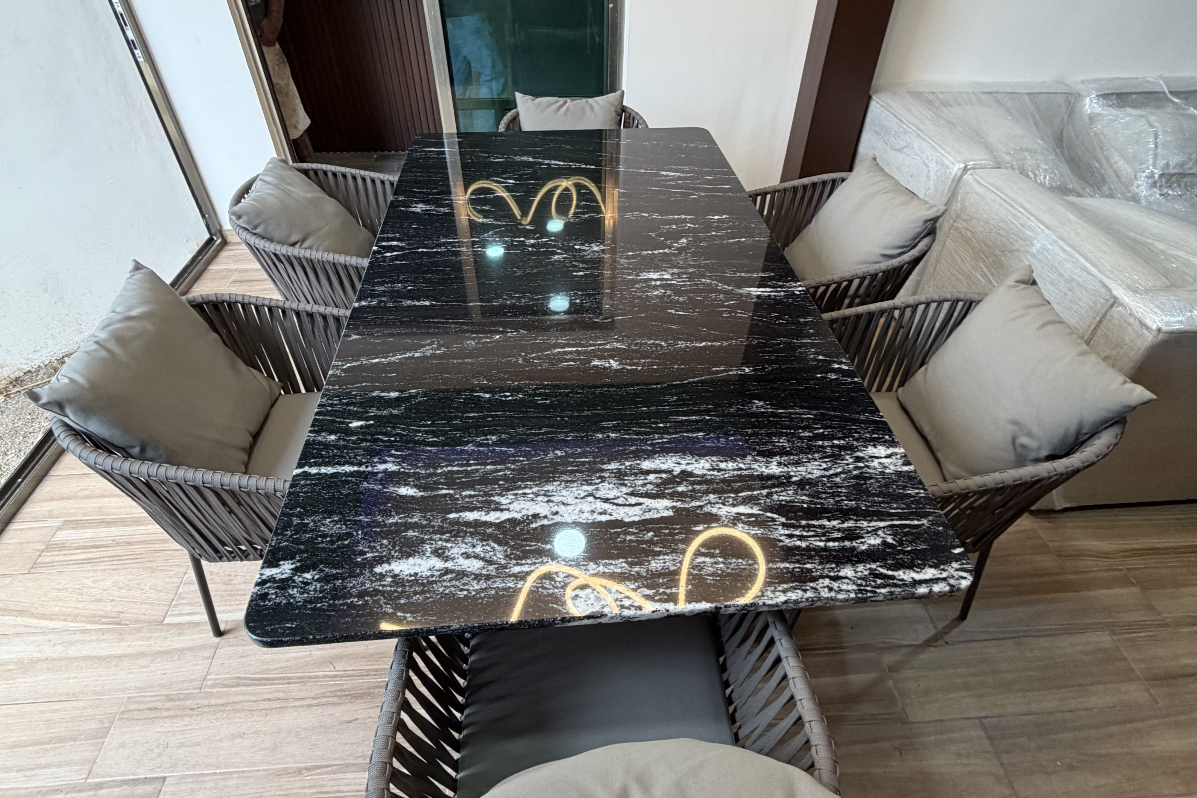 Comedor Rectangular 1.80 M x 1.10 M Con Base Modelo U Invertida | Granito Vía Láctea Pulido y Brillado (Sólo Disponible en Mérida, Yucatán📍)