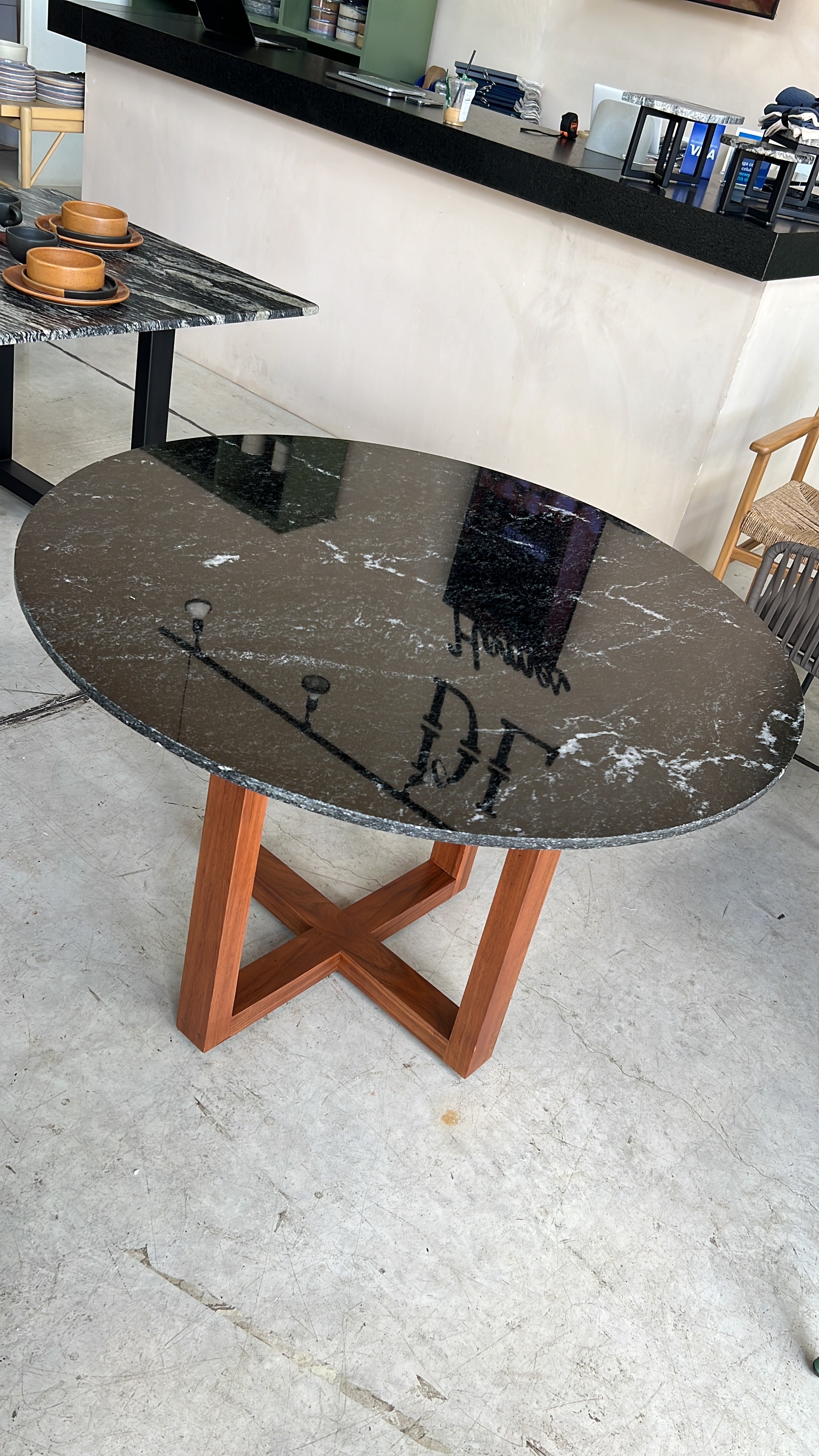 Comedor Circular 1.15 M de Diámetro | Granito Vía Láctea Pulido y Brillado Con Base de Madera Tzalam (Sólo Disponible en Mérida, Yucatán📍)