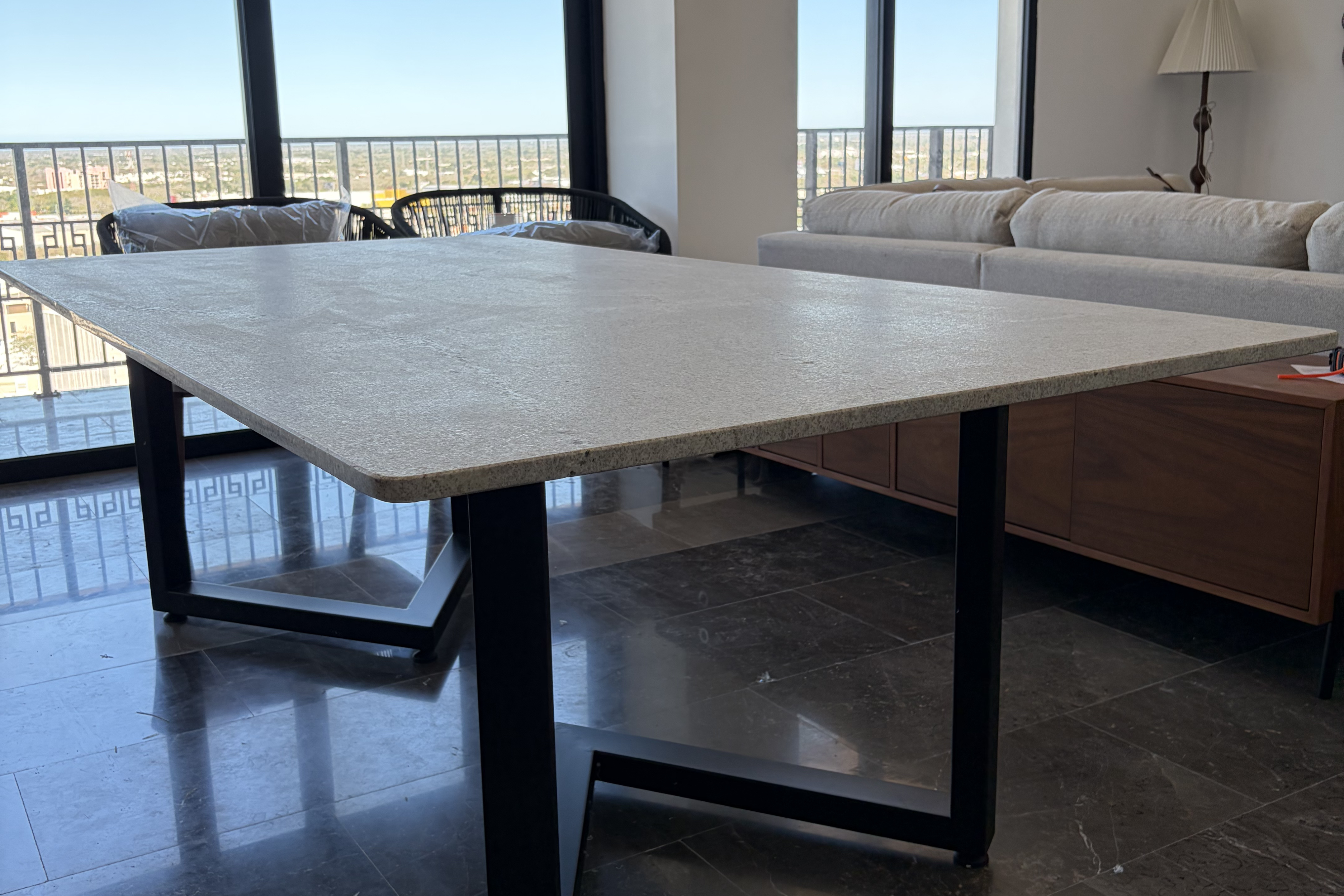 Comedor Rectangular 2.40 M x 1.20 M Con Base Modelo V | Granito Blanco Itaunas Leather (Sólo Disponible en Mérida, Yucatán📍)