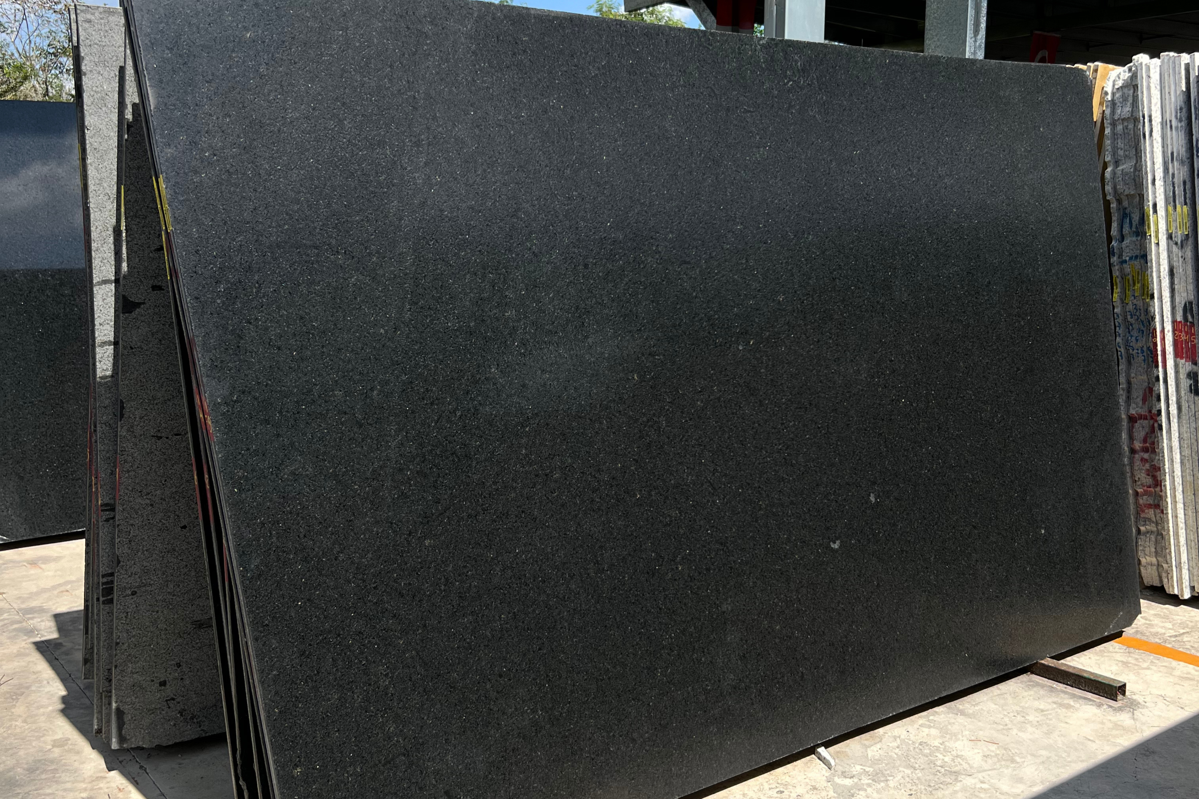 Comedor Rectangular 1.80 M x 1.10 M Con Base Modelo U Invertida | Granito Negro San Gabriel Leather (Sólo Disponible en Mérida, Yucatán📍)