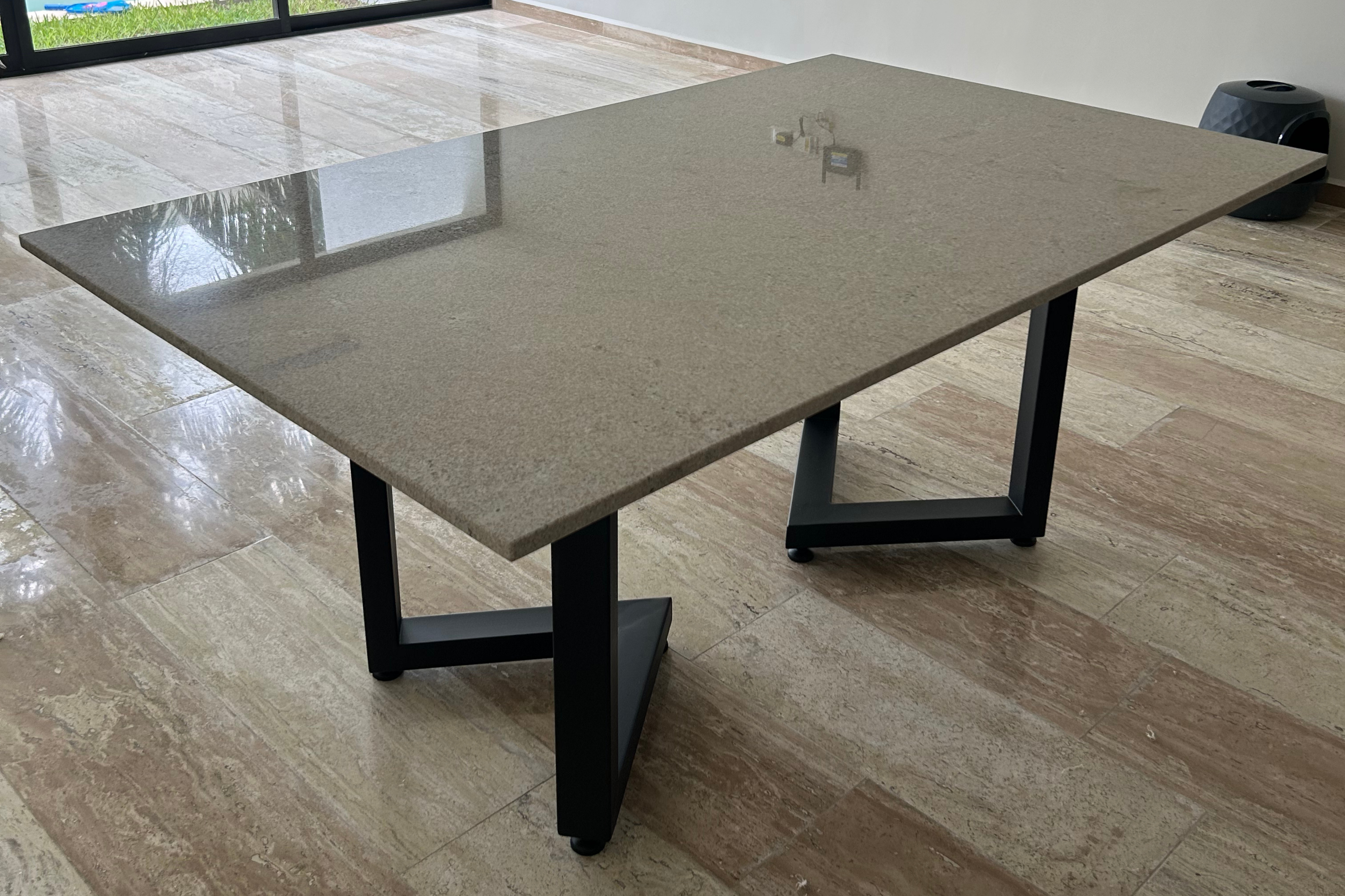 Comedor Rectangular 1.80 M x 1.10 M | Granito Blanco Itaunas Pulido y Brillado (Sólo Disponible en Mérida, Yucatán📍)