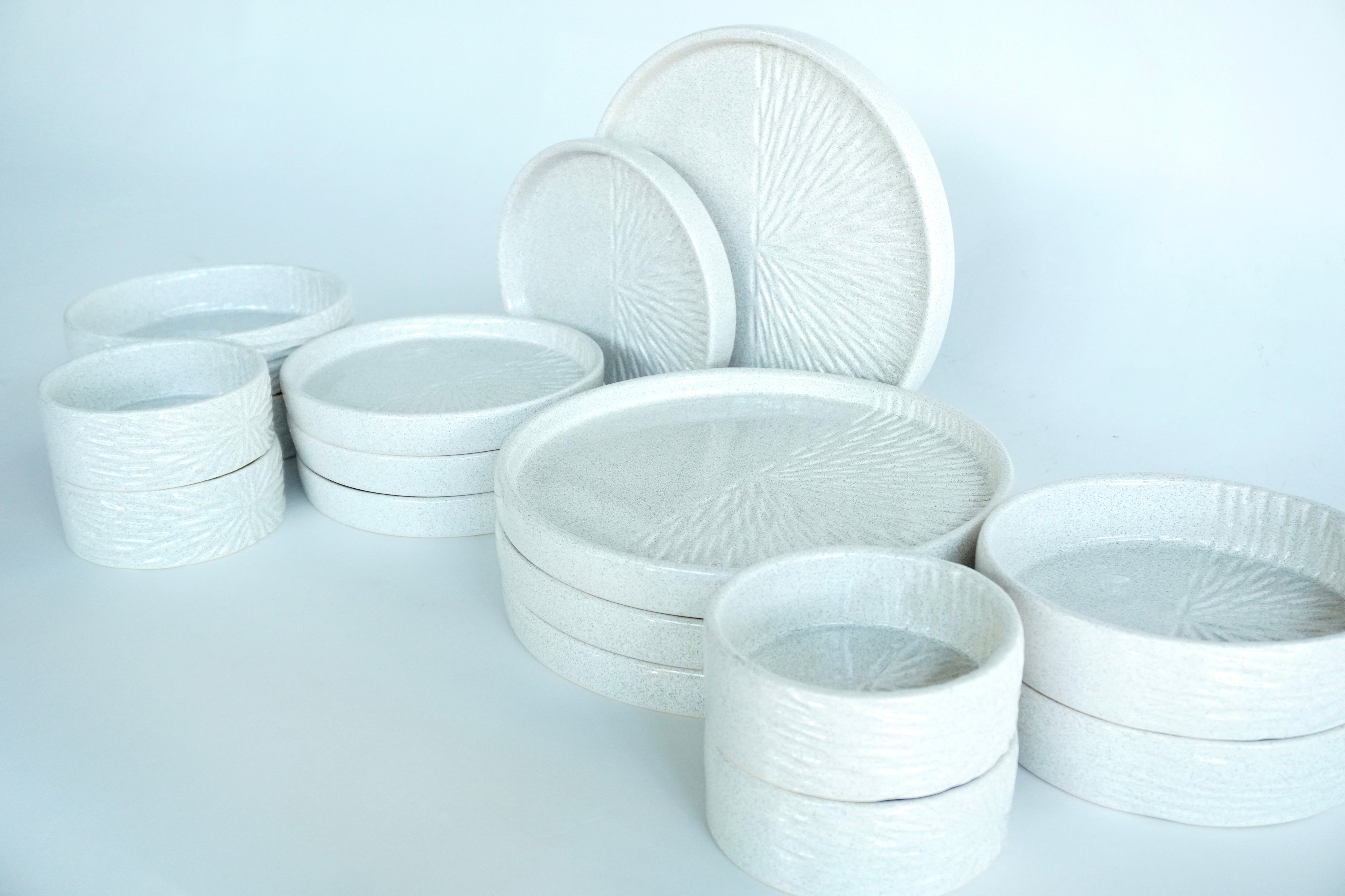 Labrada brillante | Set de vajilla línea clásica para 4 personas