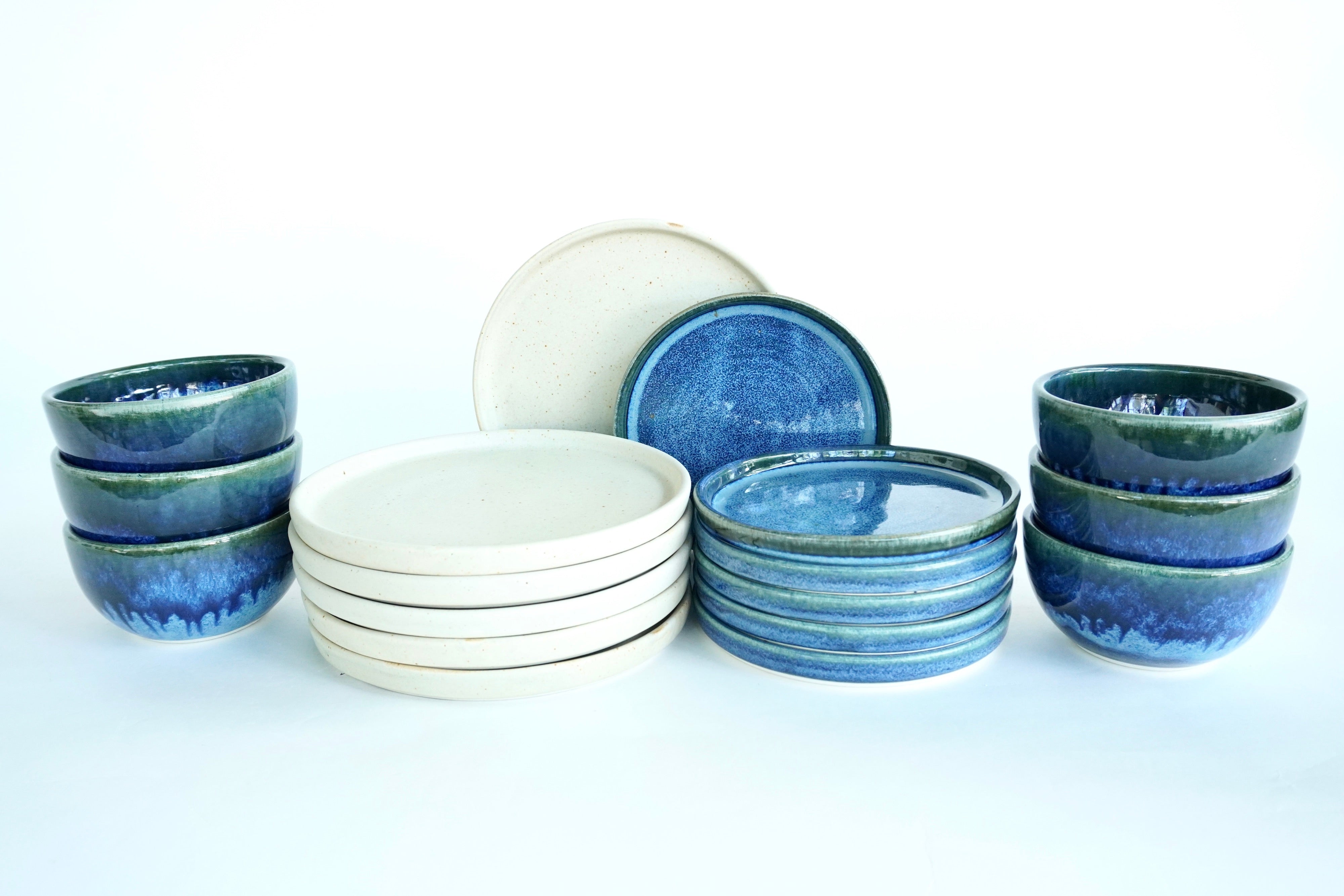 Mixta Arena blanca & Indigo | Set de vajilla básica línea rústica para 6 personas (con consomeros)