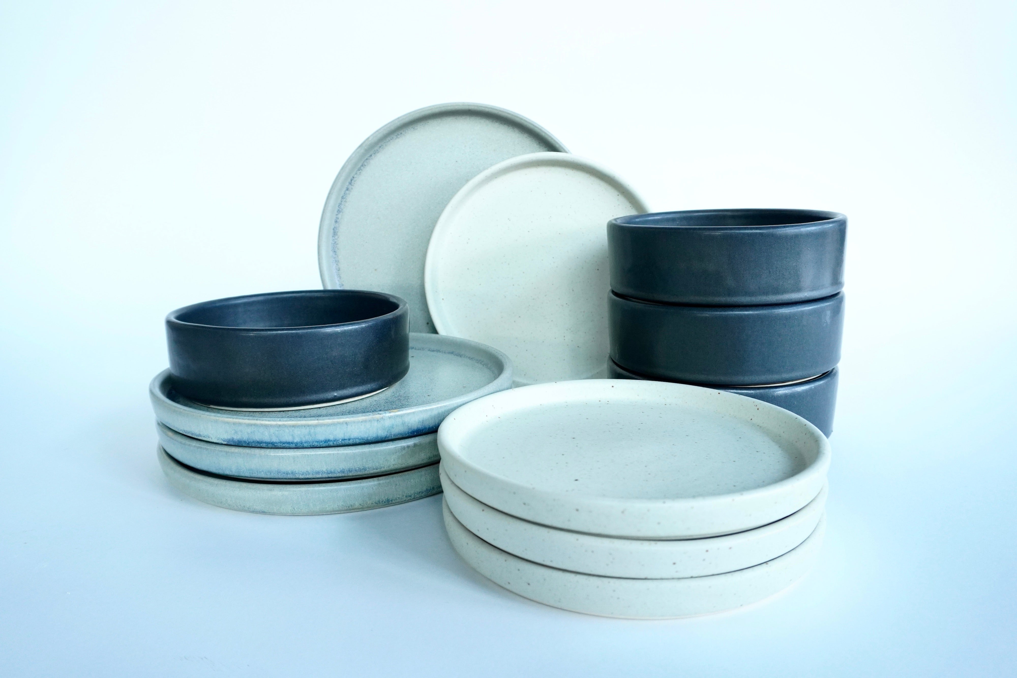 Gris mate, Arena blanca & Piedra negra | Set de vajilla básica línea rústica para 4 personas