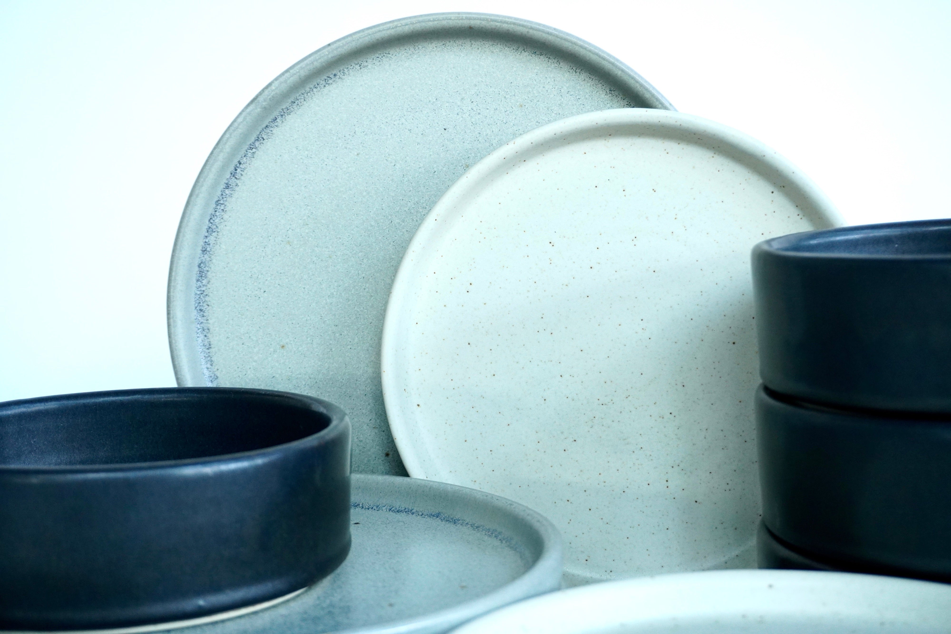 Gris mate, Arena blanca & Piedra negra | Set de vajilla básica línea rústica para 4 personas