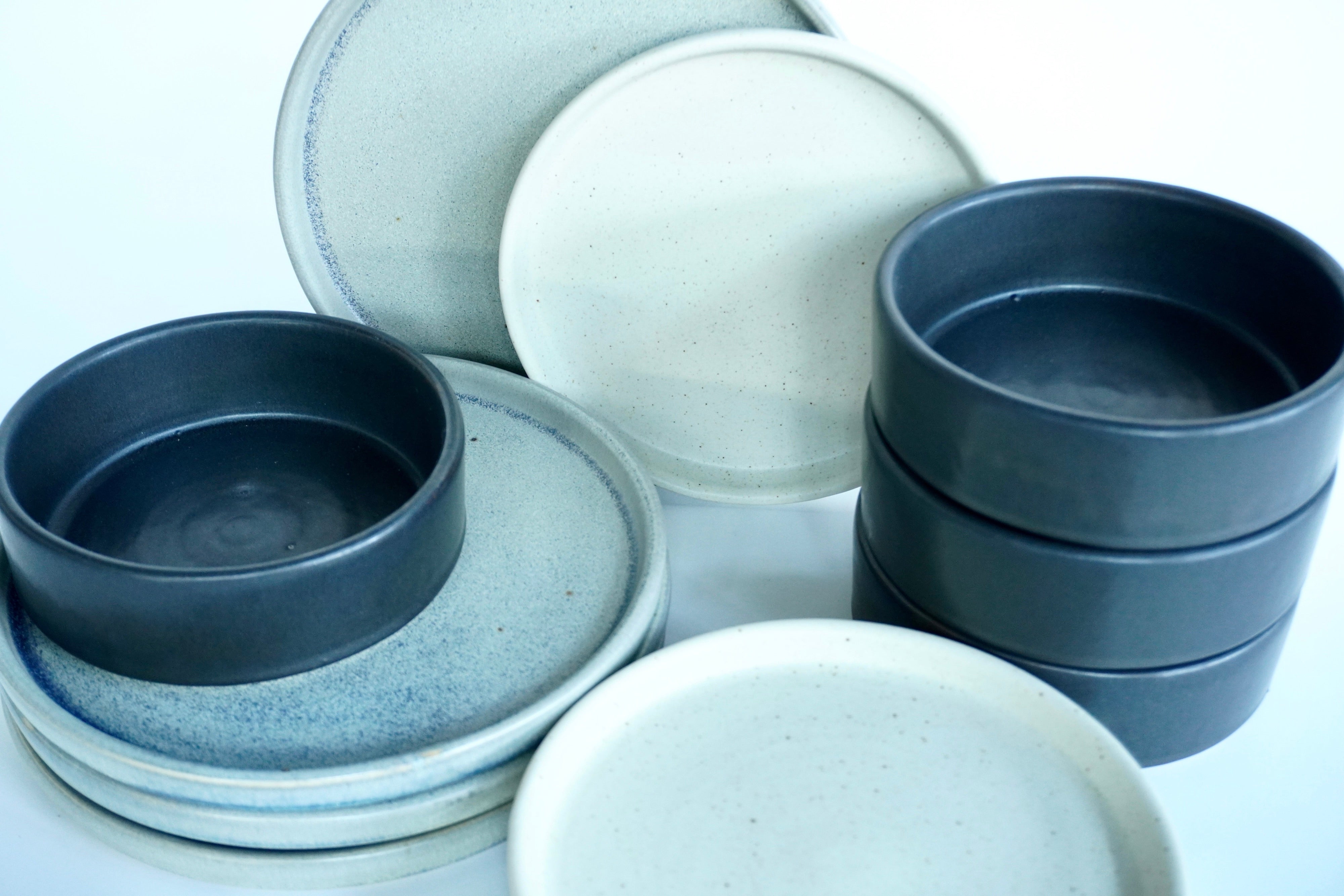 Gris mate, Arena blanca & Piedra negra | Set de vajilla básica línea rústica para 4 personas