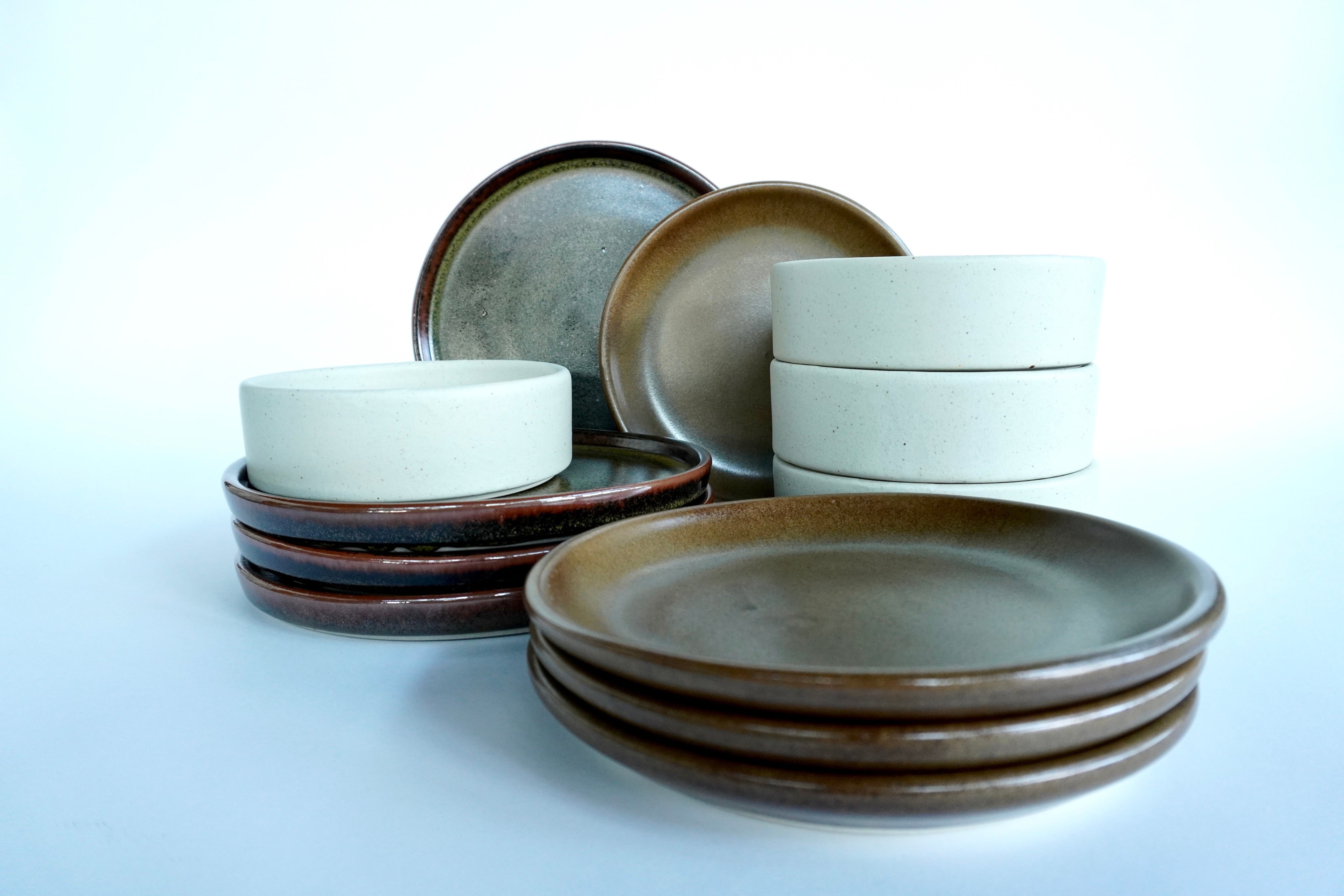 Verde roble, Café mate & Arena blanca | Set de vajilla básica línea rústica para 4 personas (con platos postre planos)