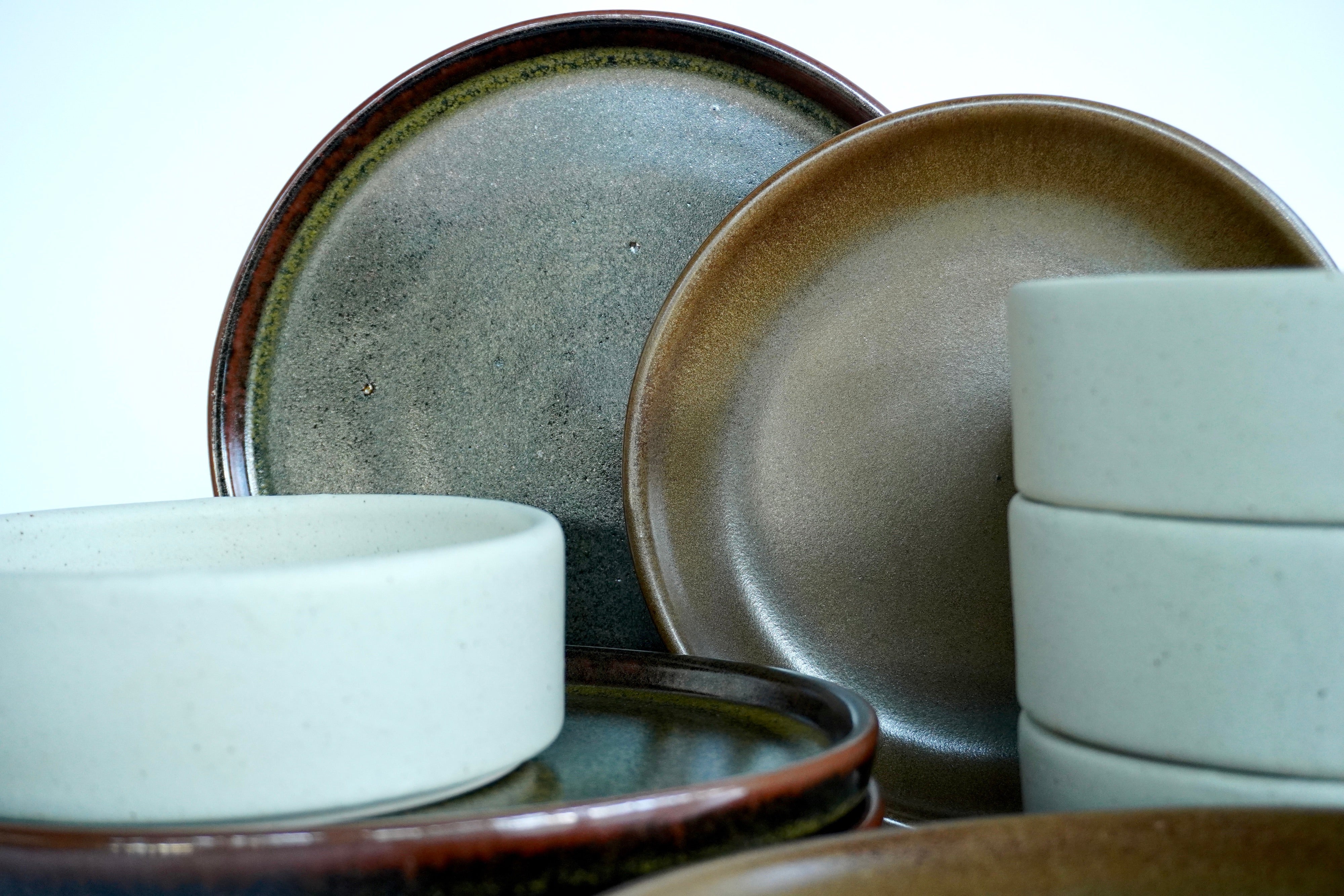 Verde roble, Café mate & Arena blanca | Set de vajilla básica línea rústica para 4 personas (con platos postre planos)