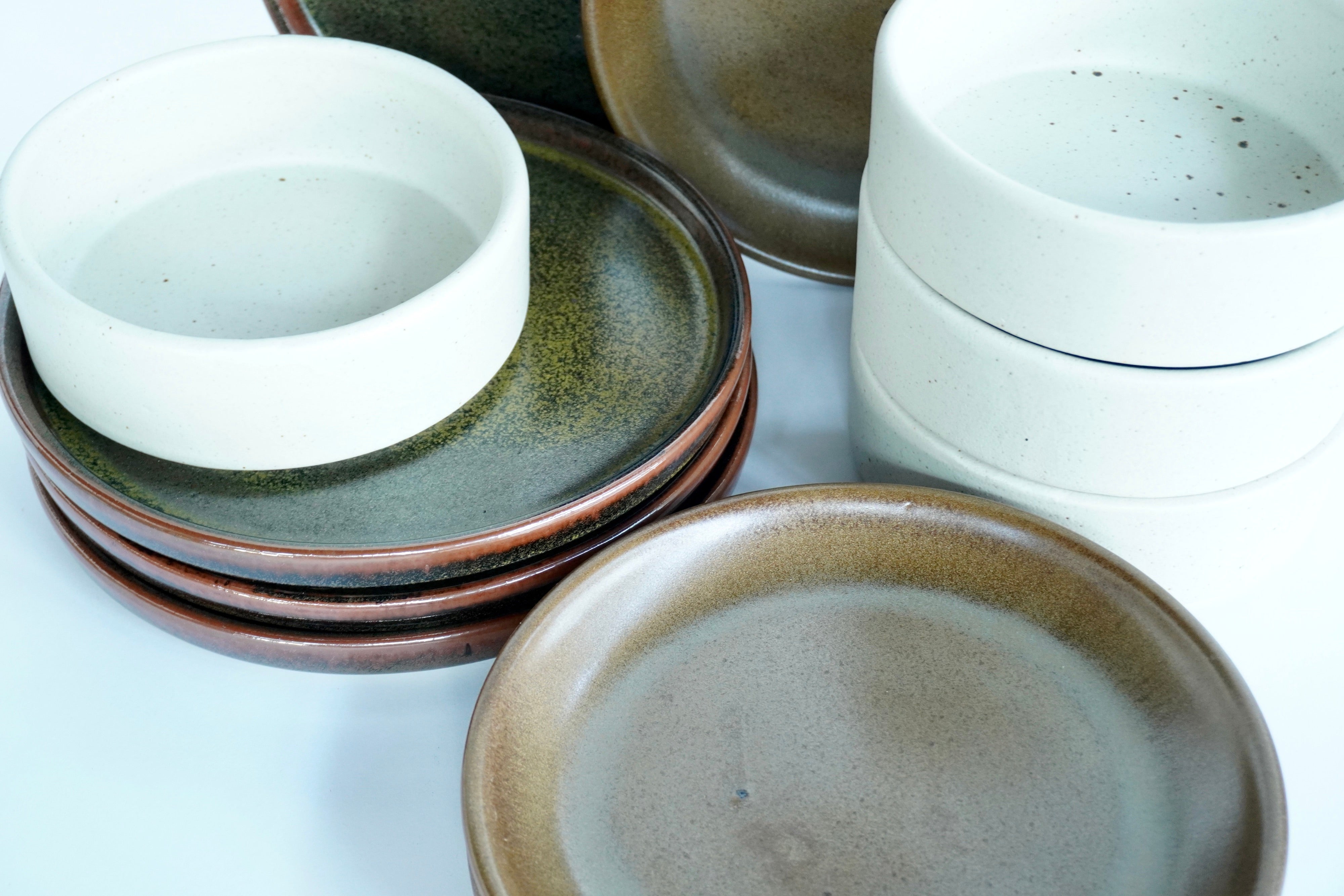 Verde roble, Café mate & Arena blanca | Set de vajilla básica línea rústica para 4 personas (con platos postre planos)