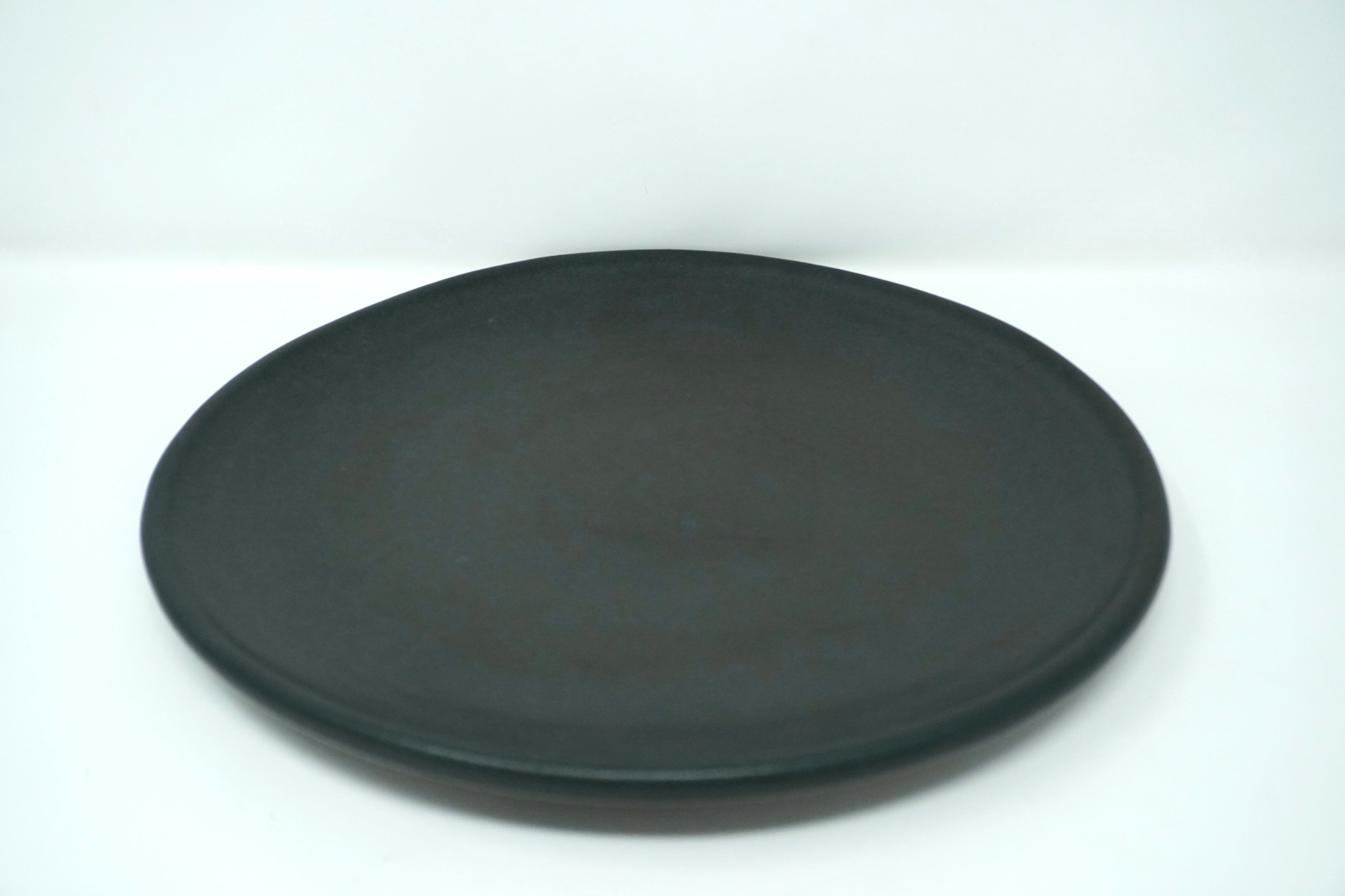 Piedra negra | Plato trinche plano Ø 26 cm línea rústica