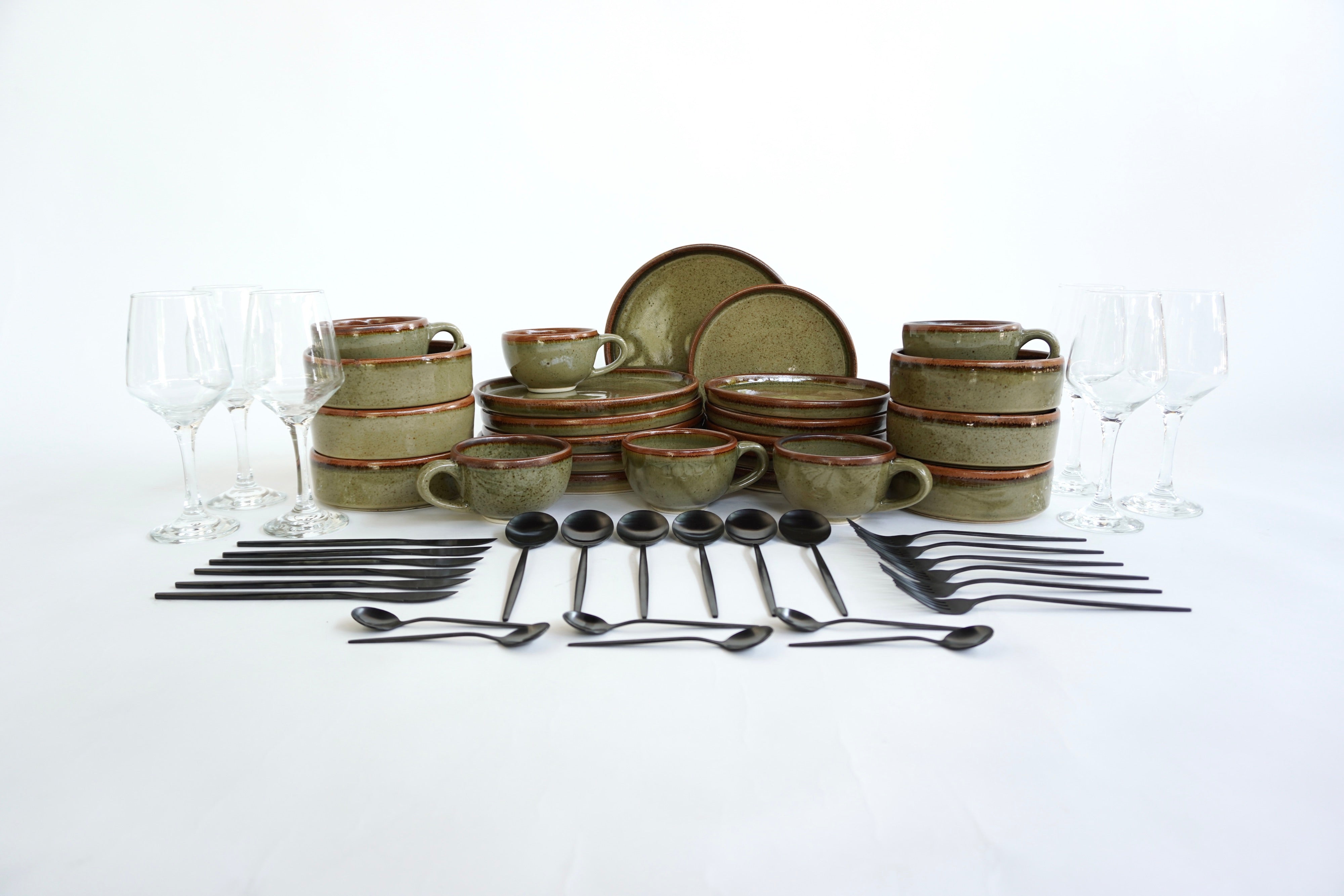 Full Set Vajilla Caoba Con Pared Ft. Cubiertos Skinny Black Matte Ft. Copas Clásicas 12 Oz Set para 6 Personas