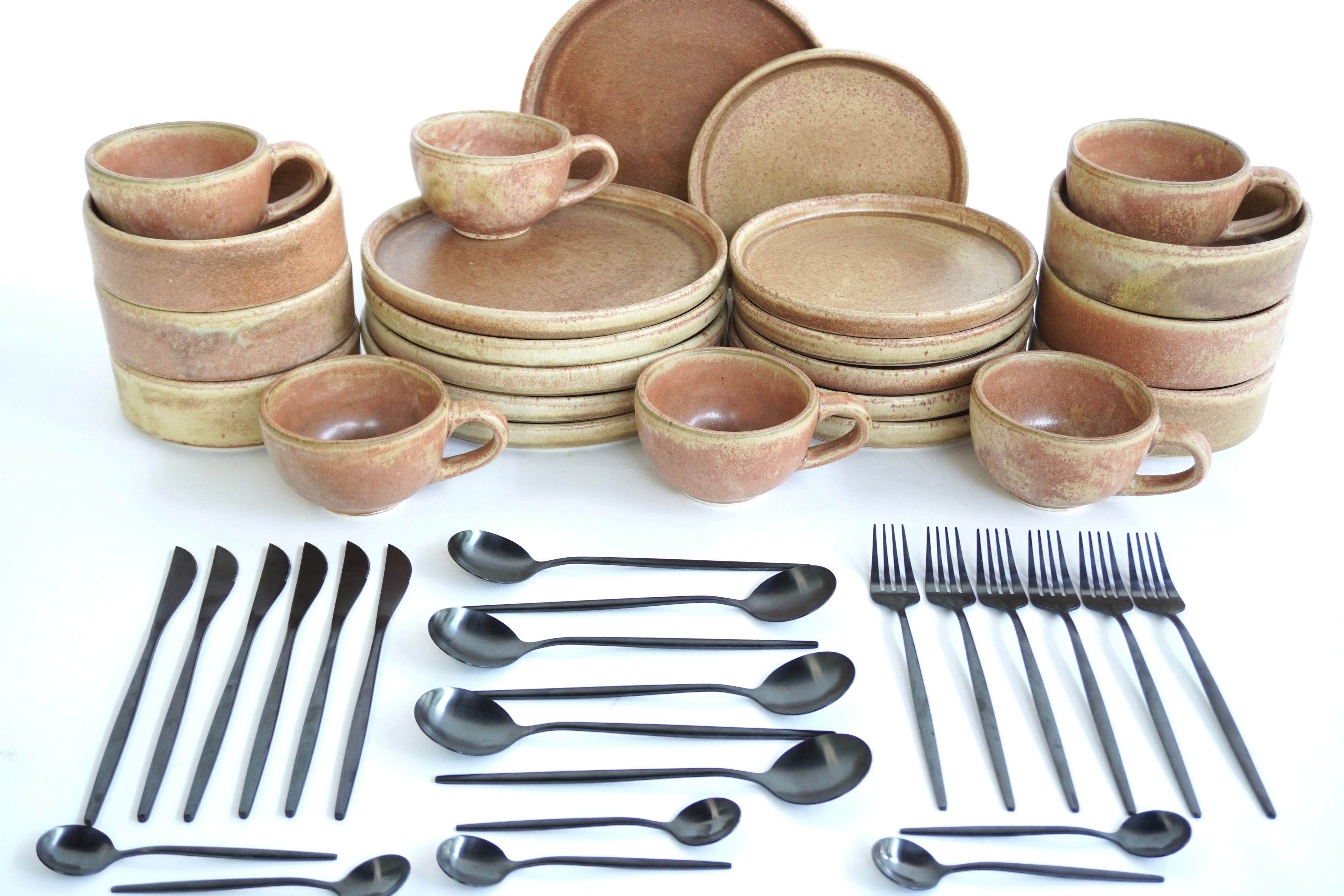 Full Set Vajilla Terracota Con Pared Ft. Cubiertos Skinny Black Matte Set para 6 Personas