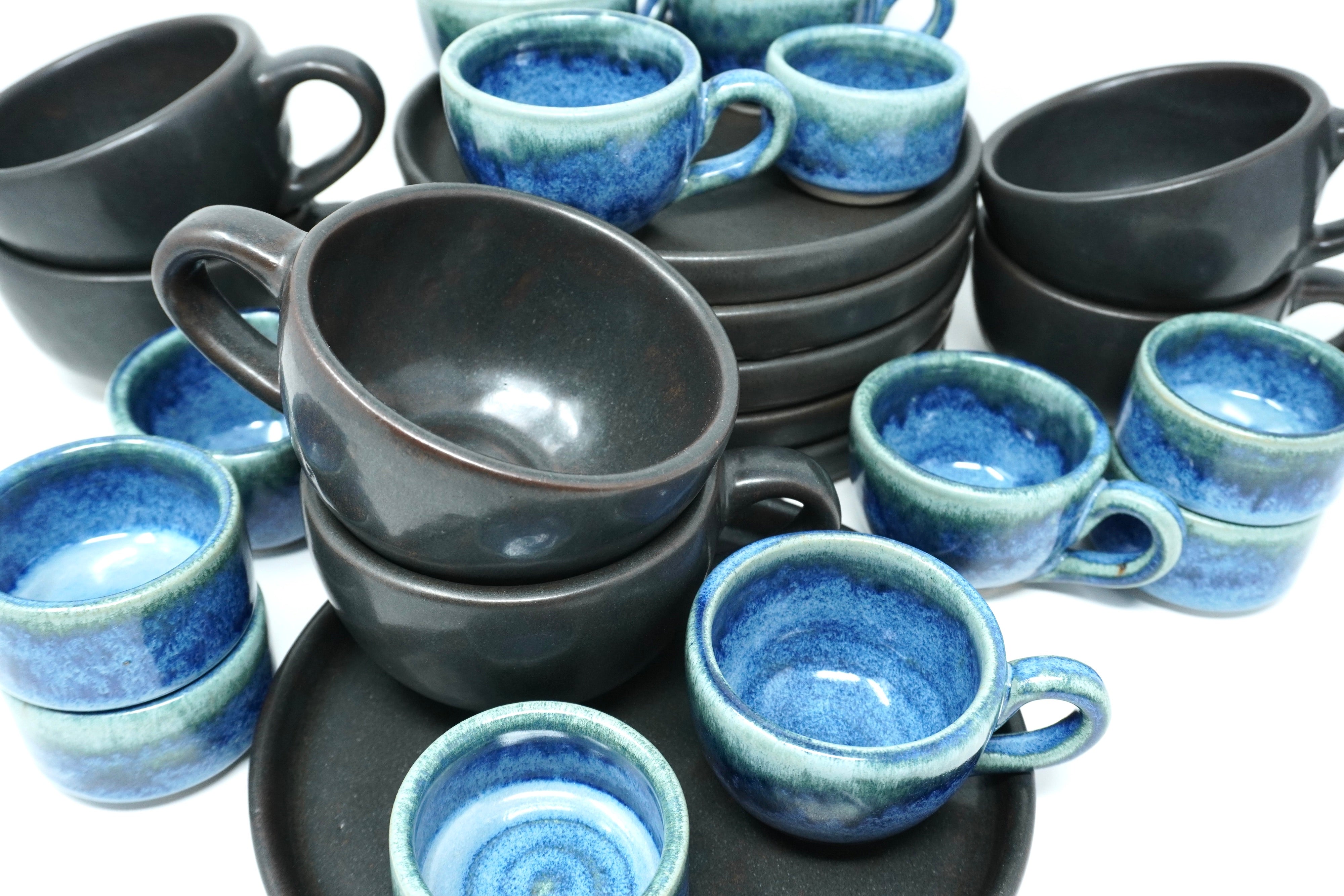 Mini Set 6 Platos Postre Con Pared Piedra Negra & 6 Tazas Espresso de 4 OZ Indigo & 6 Tazas Arte&Latte Piedra Negra 12 Oz & 6 Ramekins de 2 OZ Indigo