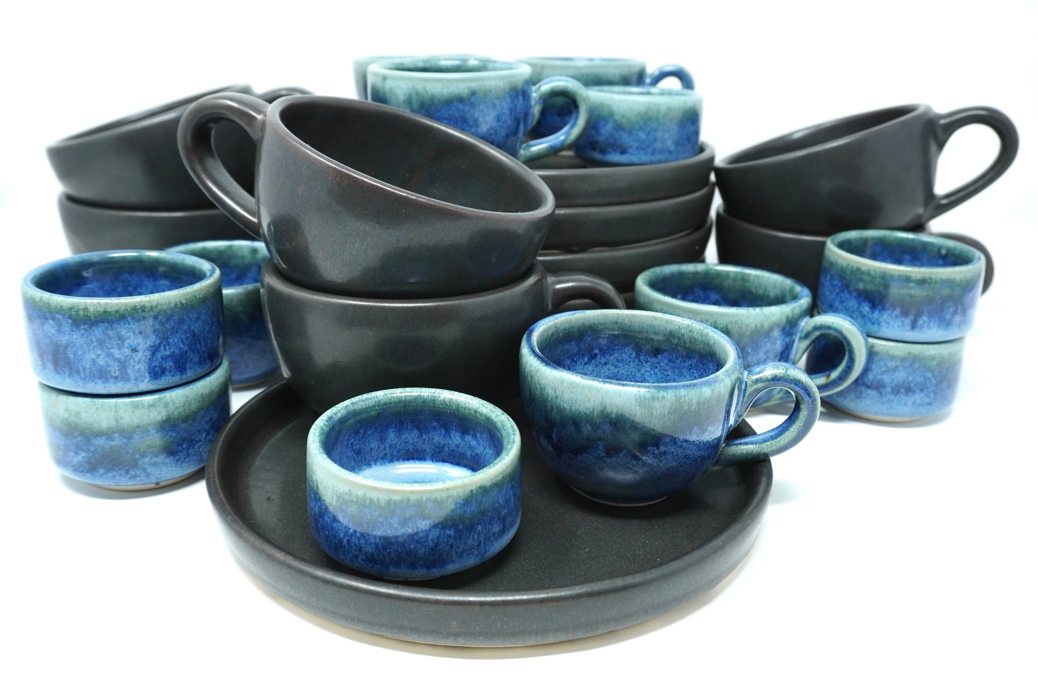 Mini Set 6 Platos Postre Con Pared Piedra Negra & 6 Tazas Espresso de 4 OZ Indigo & 6 Tazas Arte&Latte Piedra Negra 12 Oz & 6 Ramekins de 2 OZ Indigo