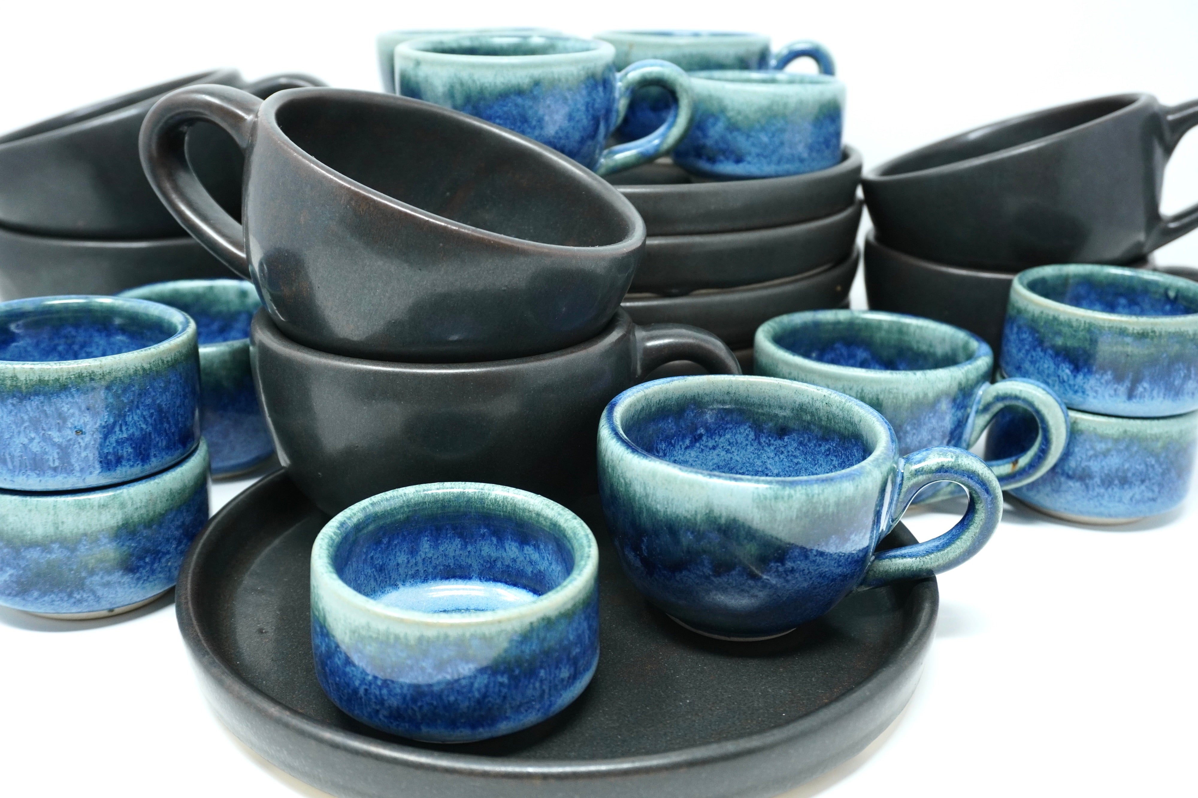 Mini Set 6 Platos Postre Con Pared Piedra Negra & 6 Tazas Espresso de 4 OZ Indigo & 6 Tazas Arte&Latte Piedra Negra 12 Oz & 6 Ramekins de 2 OZ Indigo