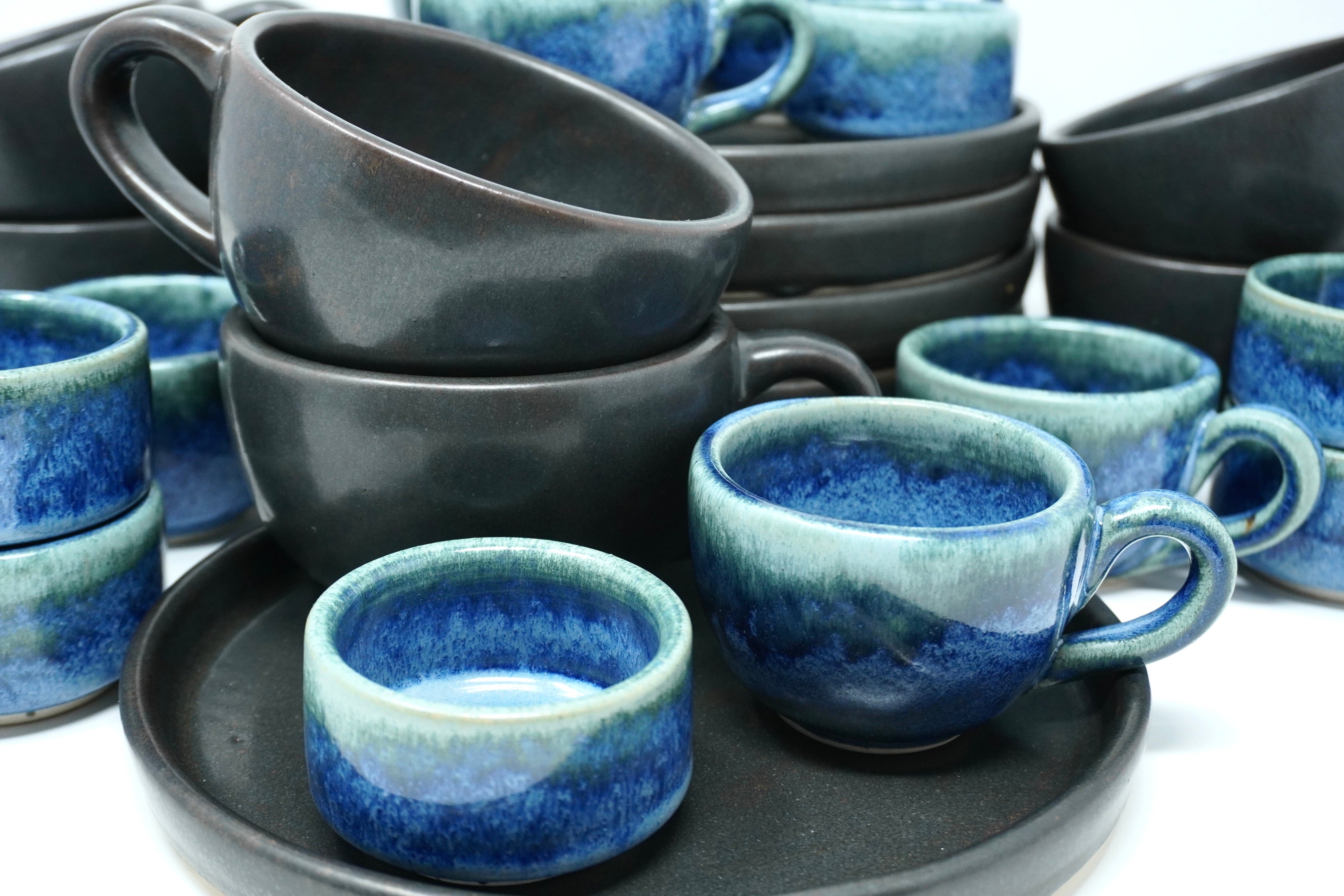 Mini Set 6 Platos Postre Con Pared Piedra Negra & 6 Tazas Espresso de 4 OZ Indigo & 6 Tazas Arte&Latte Piedra Negra 12 Oz & 6 Ramekins de 2 OZ Indigo