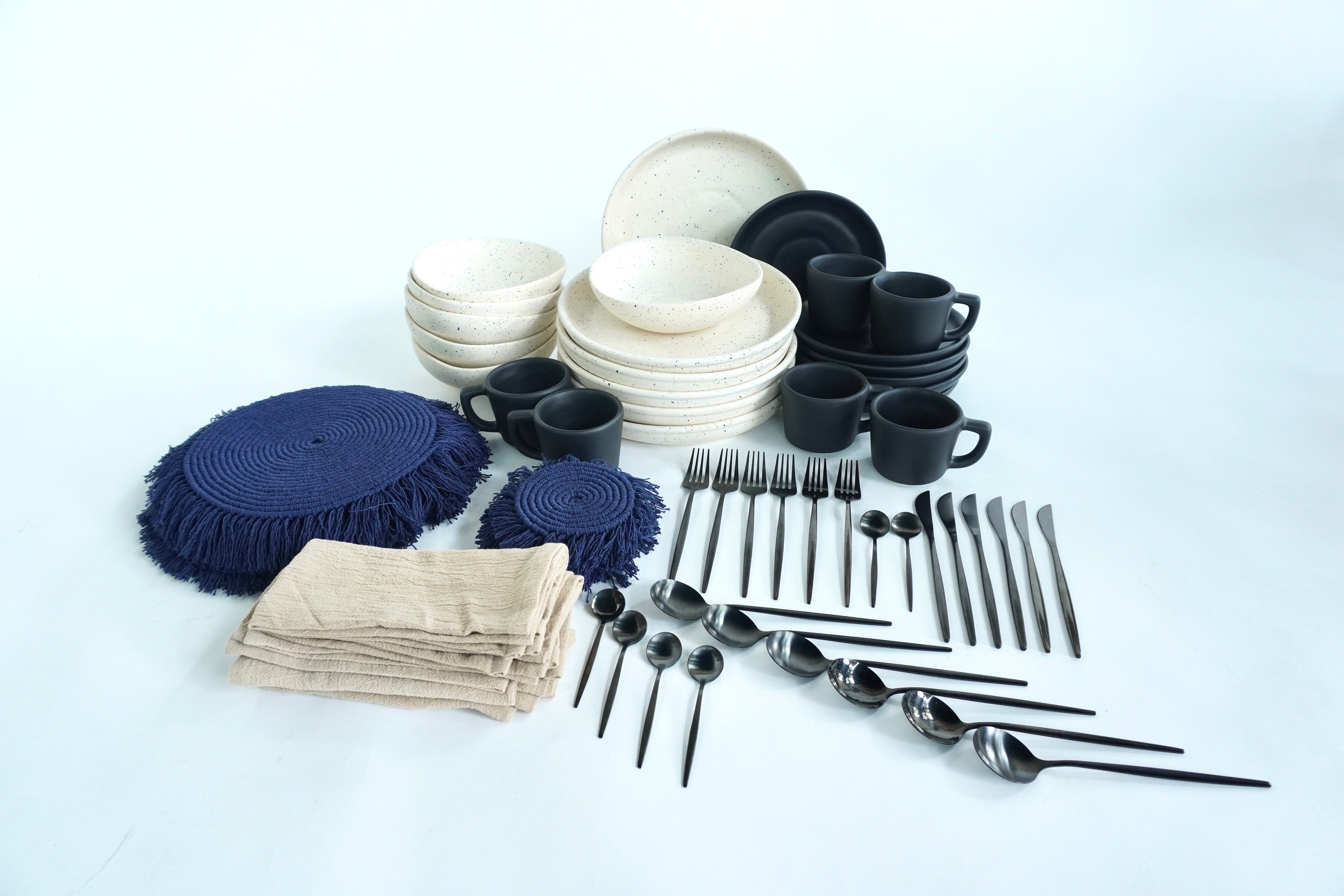 IMPERIAL Full Set de Vajilla Mixta Tulum & Black Out Trapezoidal Ft. Cubiertos Skinny Black Ft. Manteles & Portavasos Indigo Ft. Servilletas Color Arena Set para 6 Personas