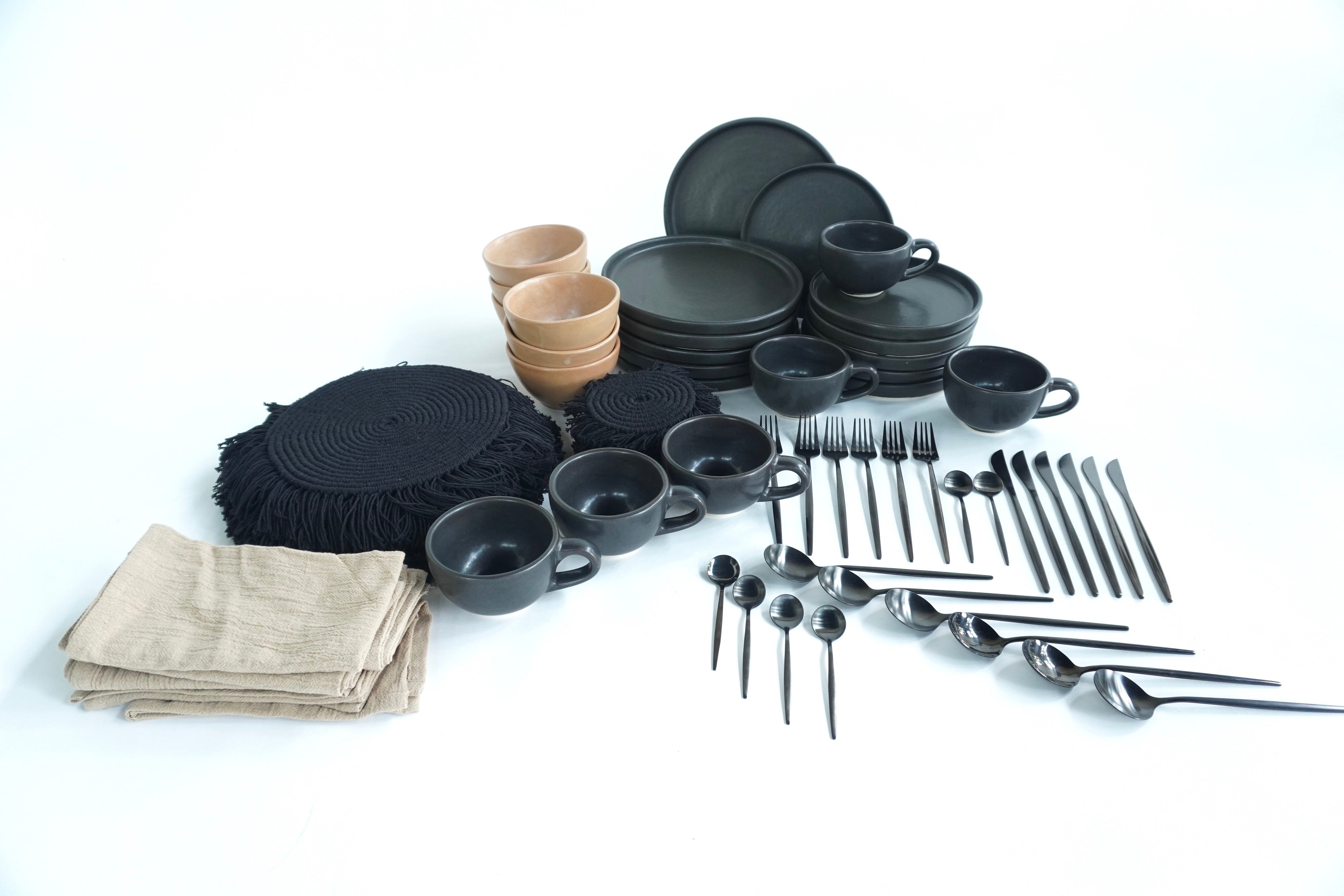IMPERIAL Full Set de Vajilla Mixta Piedra Negra & Barro Mate Ft. Cubiertos Skinny Black Ft. Manteles & Portavasos Black Ft. Servilletas Color Arena Set para 6 Personas