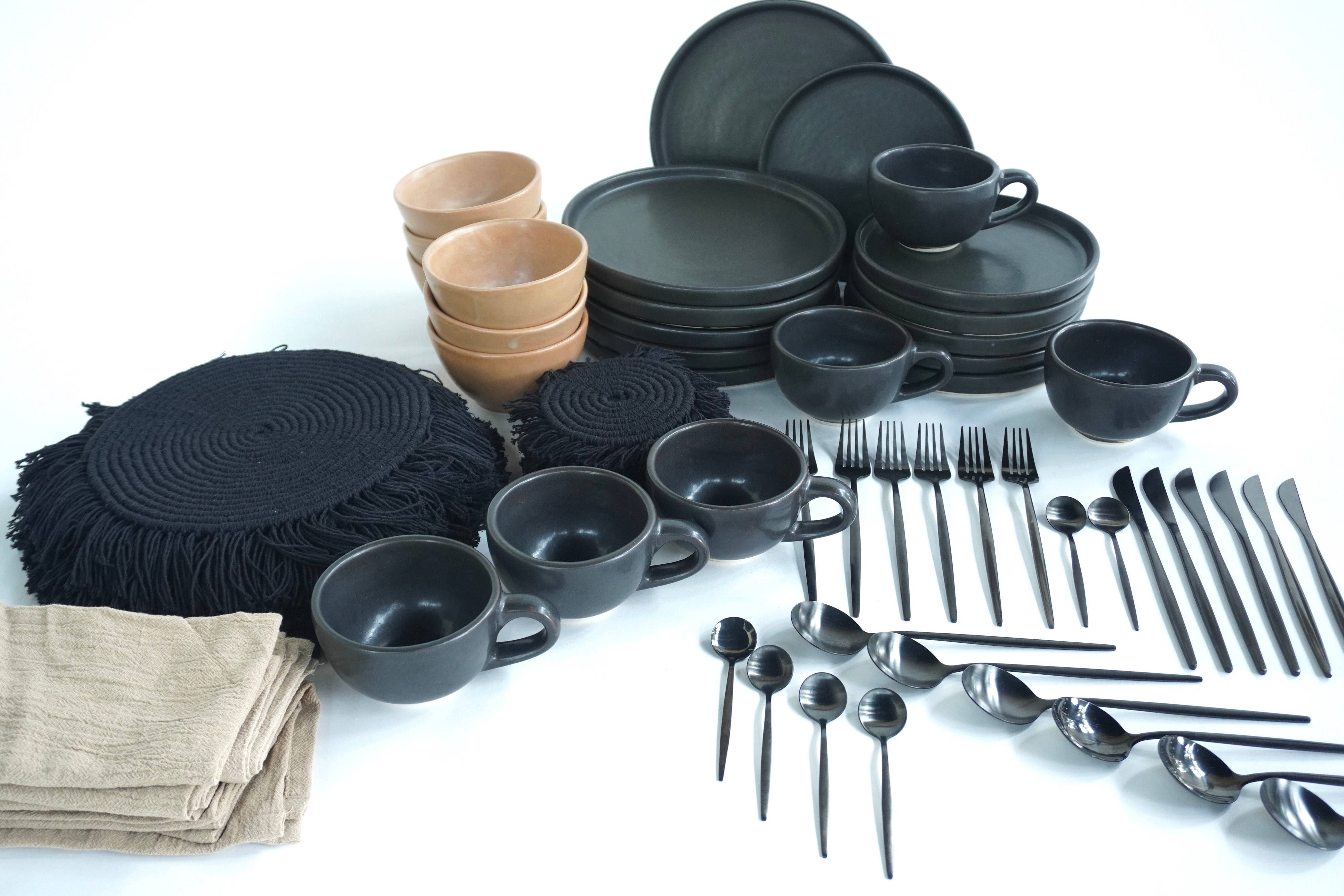 IMPERIAL Full Set de Vajilla Mixta Piedra Negra & Barro Mate Ft. Cubiertos Skinny Black Ft. Manteles & Portavasos Black Ft. Servilletas Color Arena Set para 6 Personas