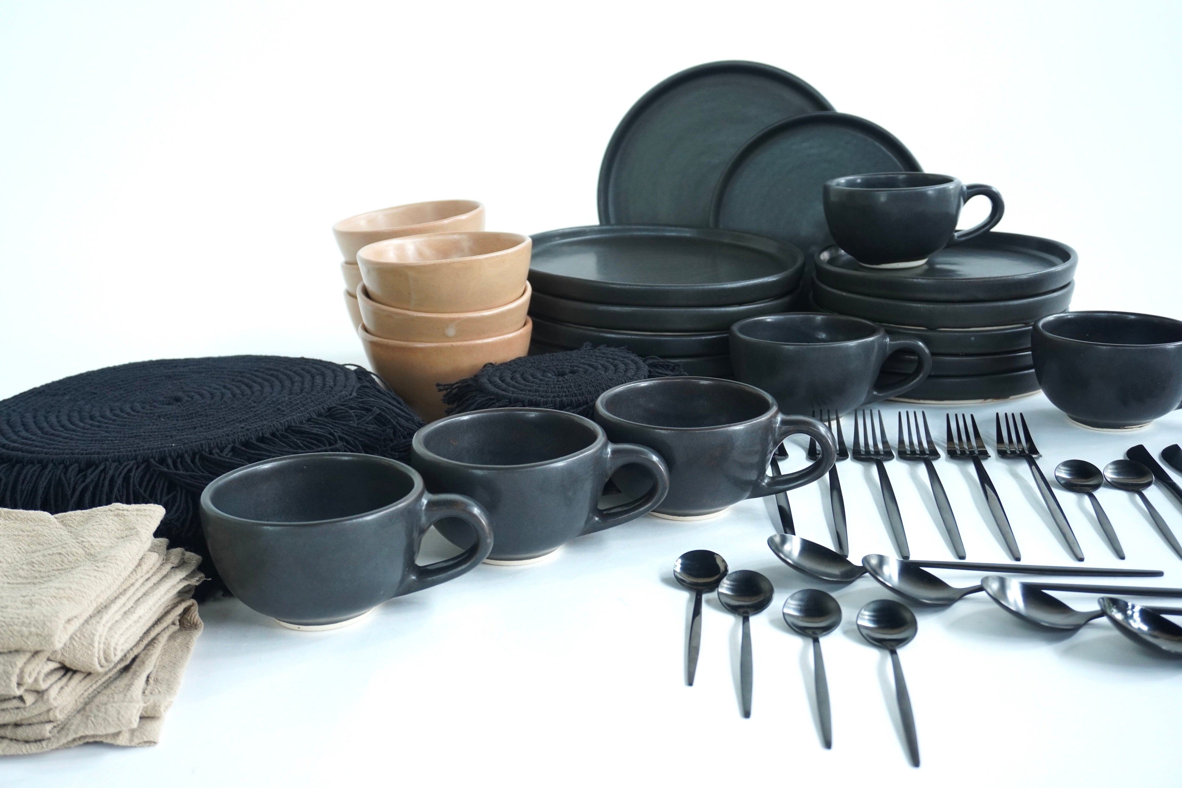 IMPERIAL Full Set de Vajilla Mixta Piedra Negra & Barro Mate Ft. Cubiertos Skinny Black Ft. Manteles & Portavasos Black Ft. Servilletas Color Arena Set para 6 Personas