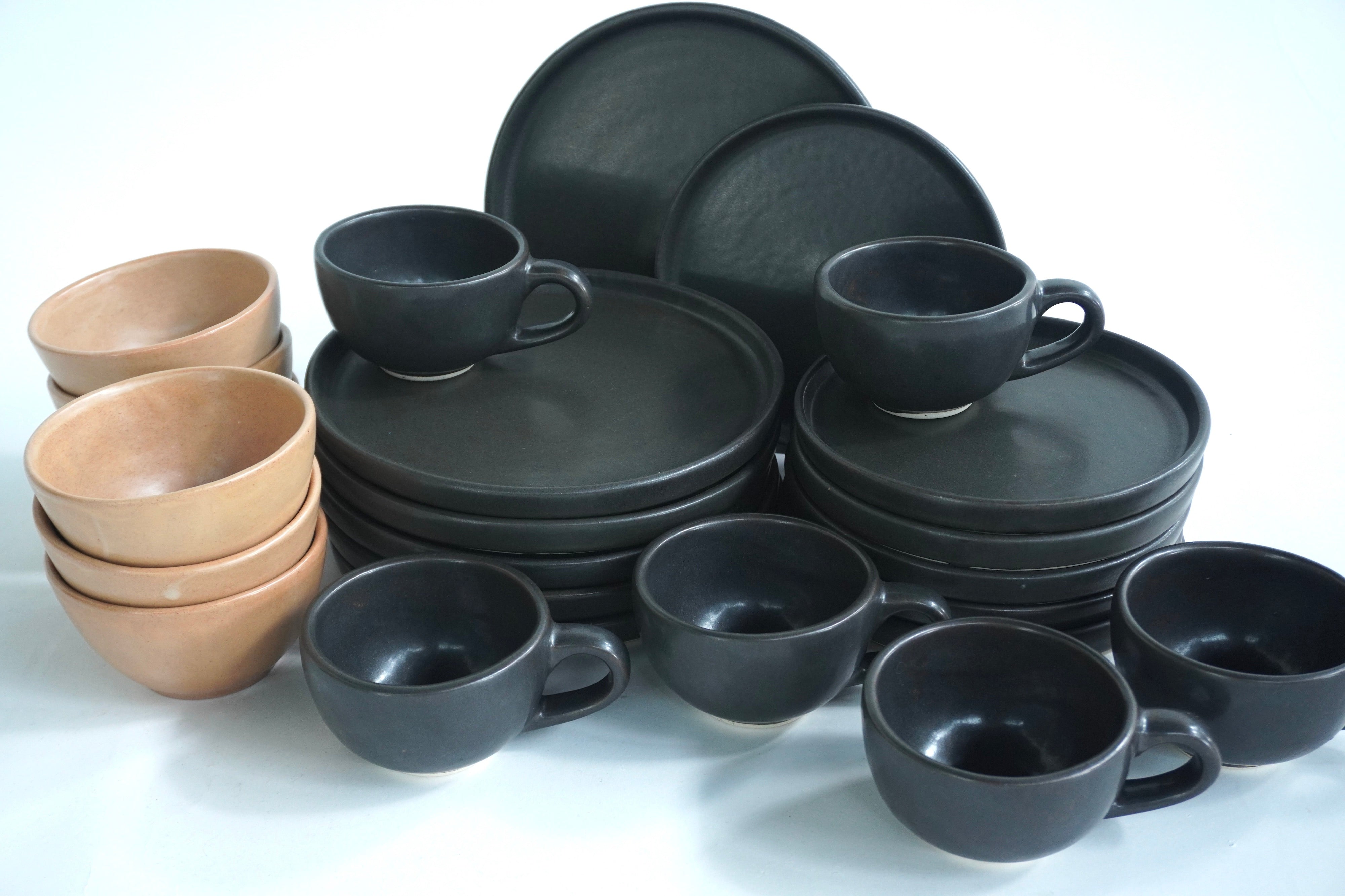 Set de Vajilla Mixto Piedra Negra & Barro Mate Con Pared para 6 Personas
