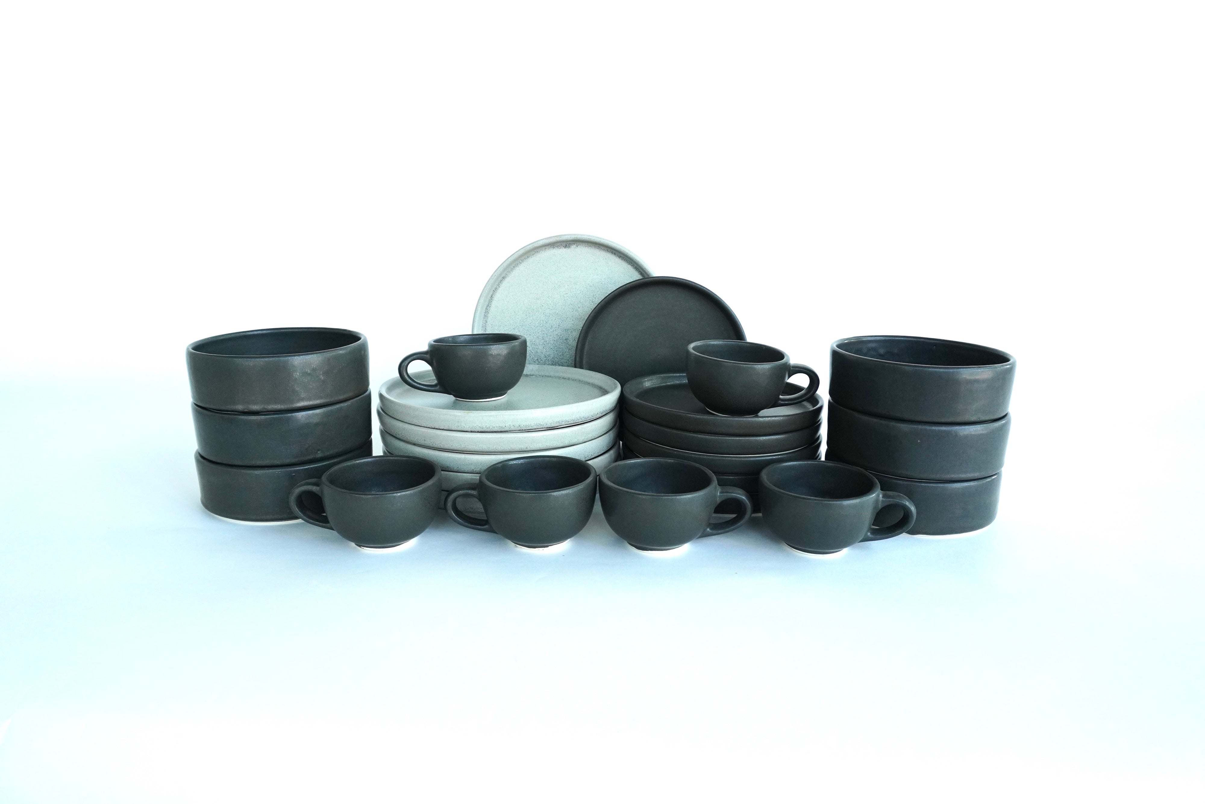 Mixta Gris mate & Piedra negra | Set de vajilla línea rústica para 6 personas (con tazas de 8 oz)