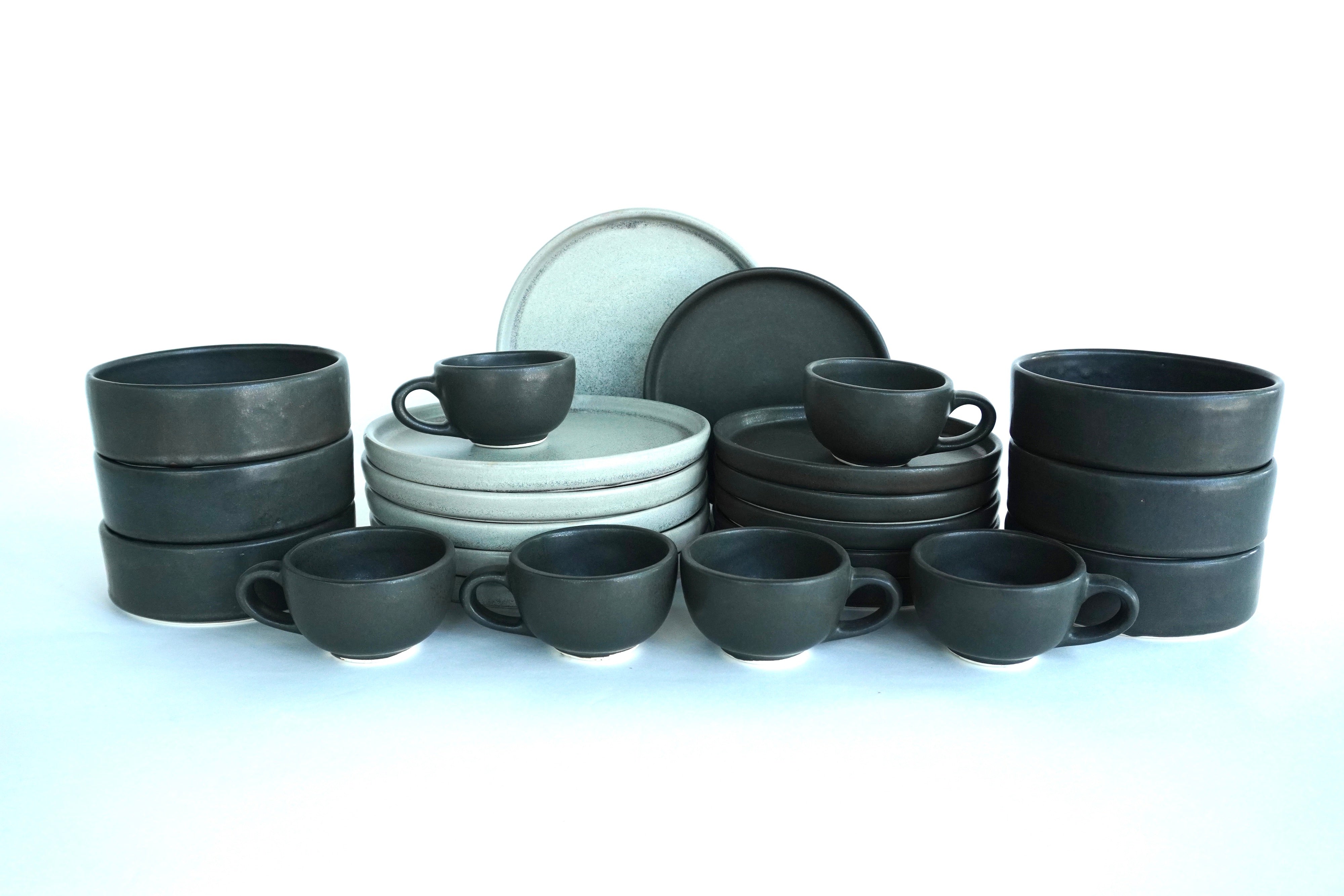 Mixta Gris mate & Piedra negra | Set de vajilla línea rústica para 6 personas (con tazas de 8 oz)