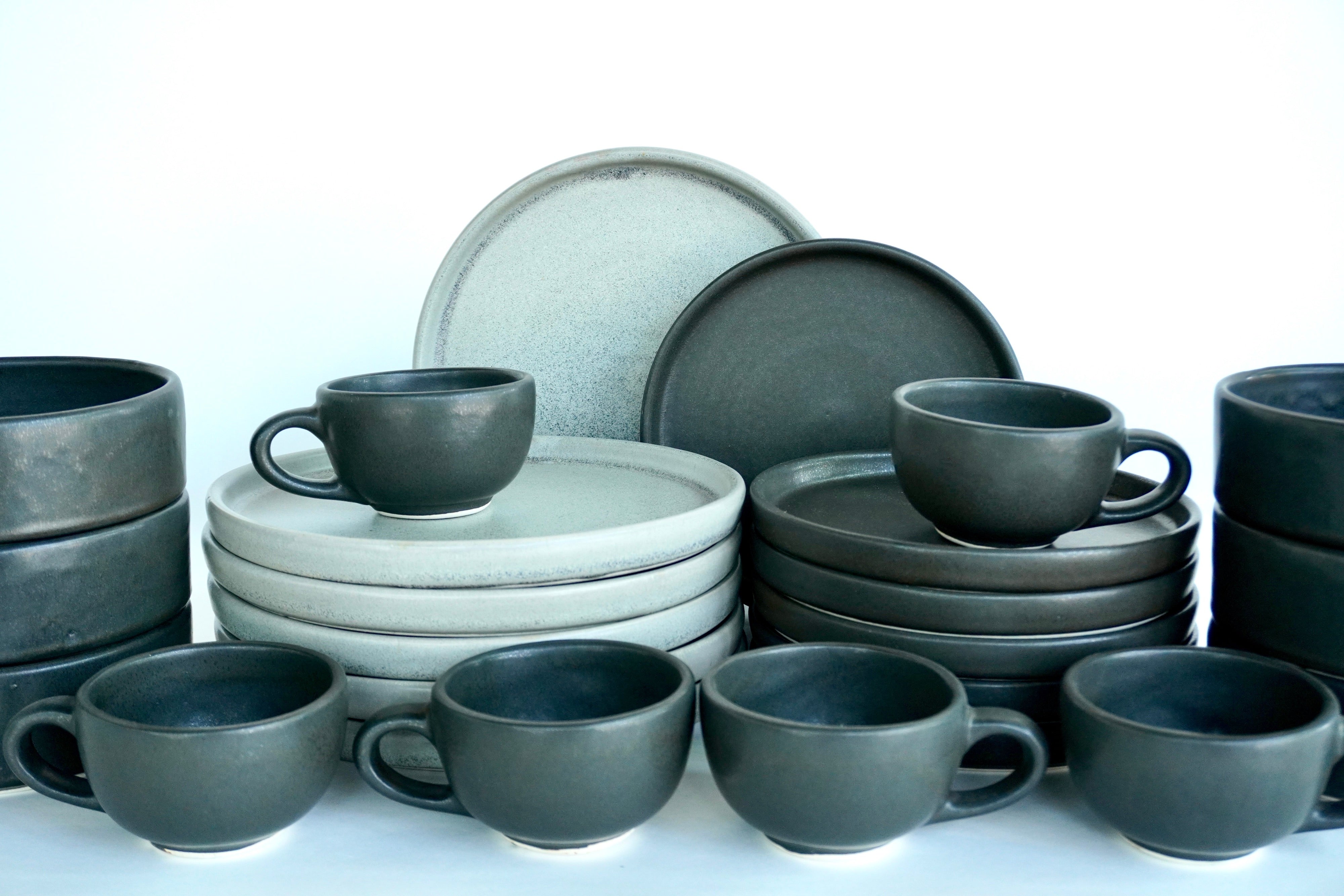 Mixta Gris mate & Piedra negra | Set de vajilla línea rústica para 6 personas (con tazas de 8 oz)