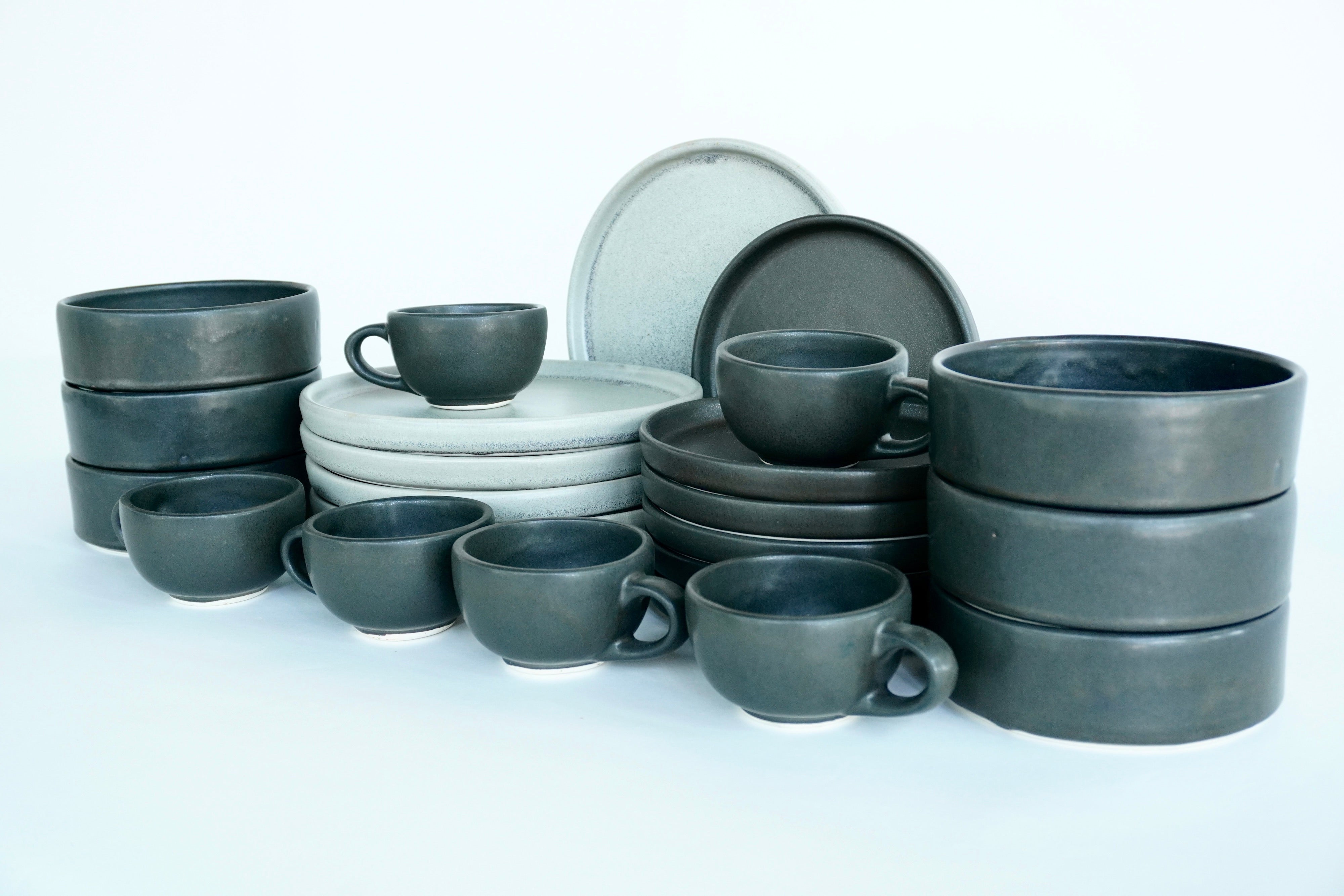 Mixta Gris mate & Piedra negra | Set de vajilla línea rústica para 6 personas (con tazas de 8 oz)
