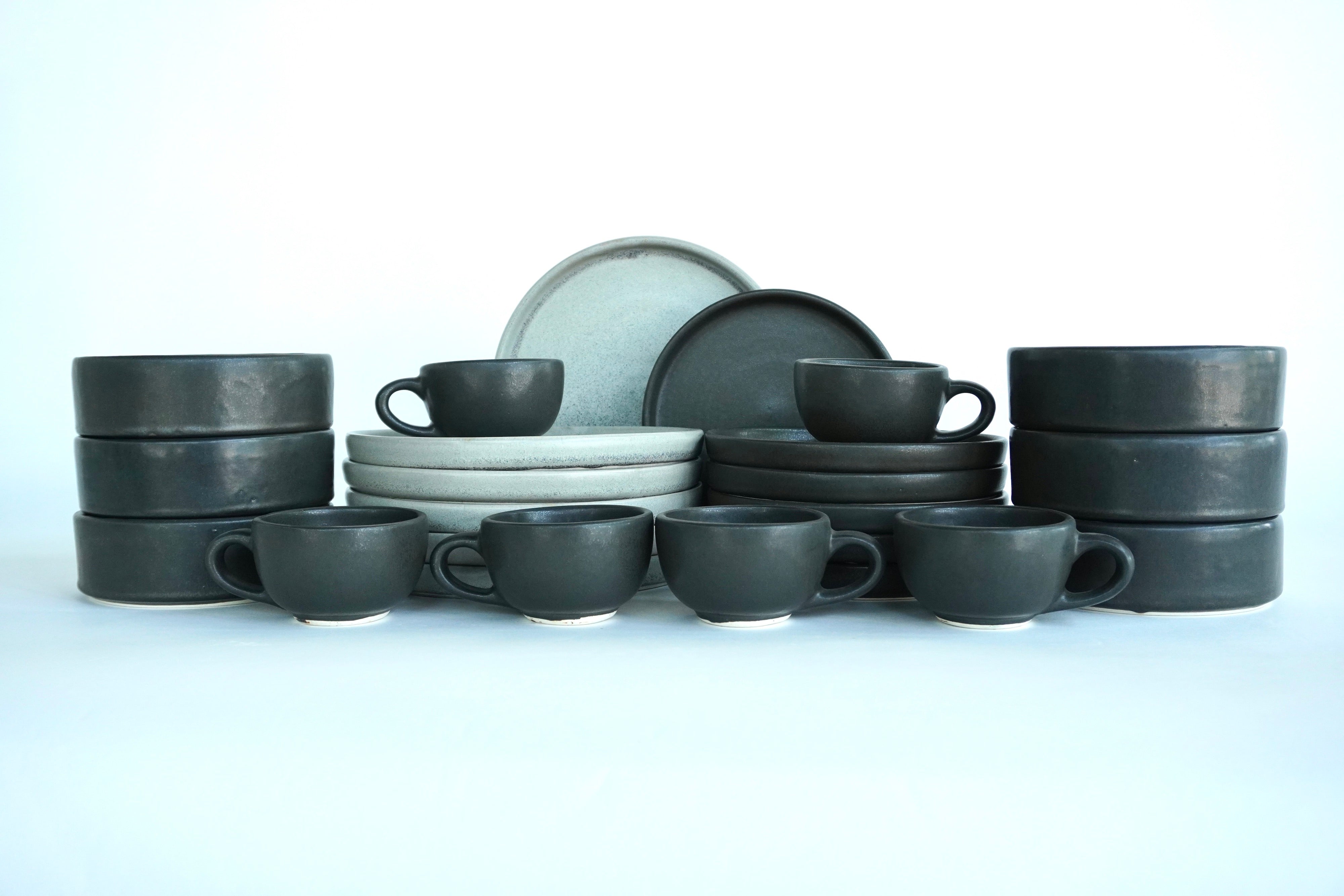 Mixta Gris mate & Piedra negra | Set de vajilla línea rústica para 6 personas (con tazas de 8 oz)