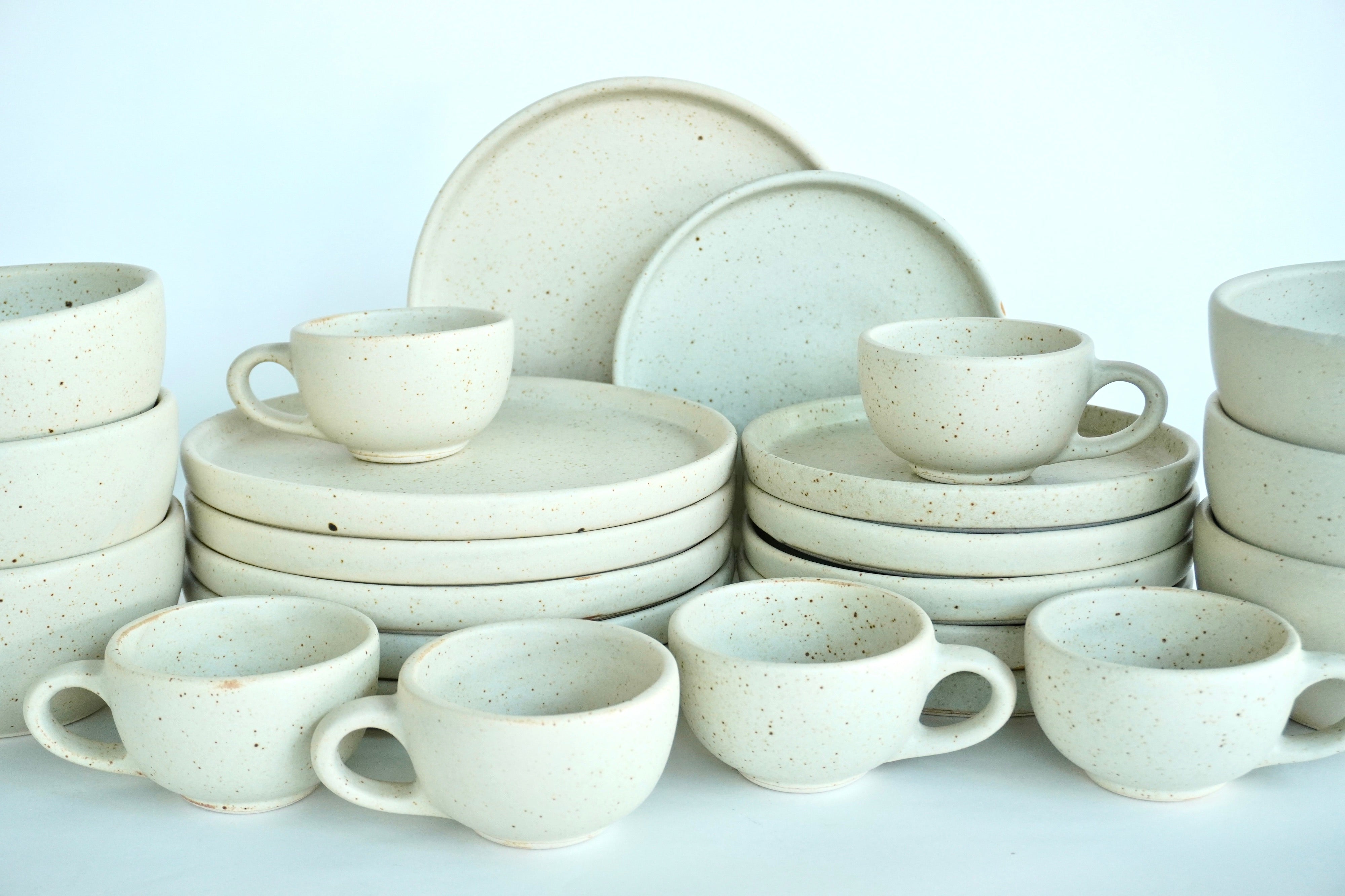 Arena blanca | Set de vajilla línea rústica para 6 personas (con consomeros & tazas de 8 oz)