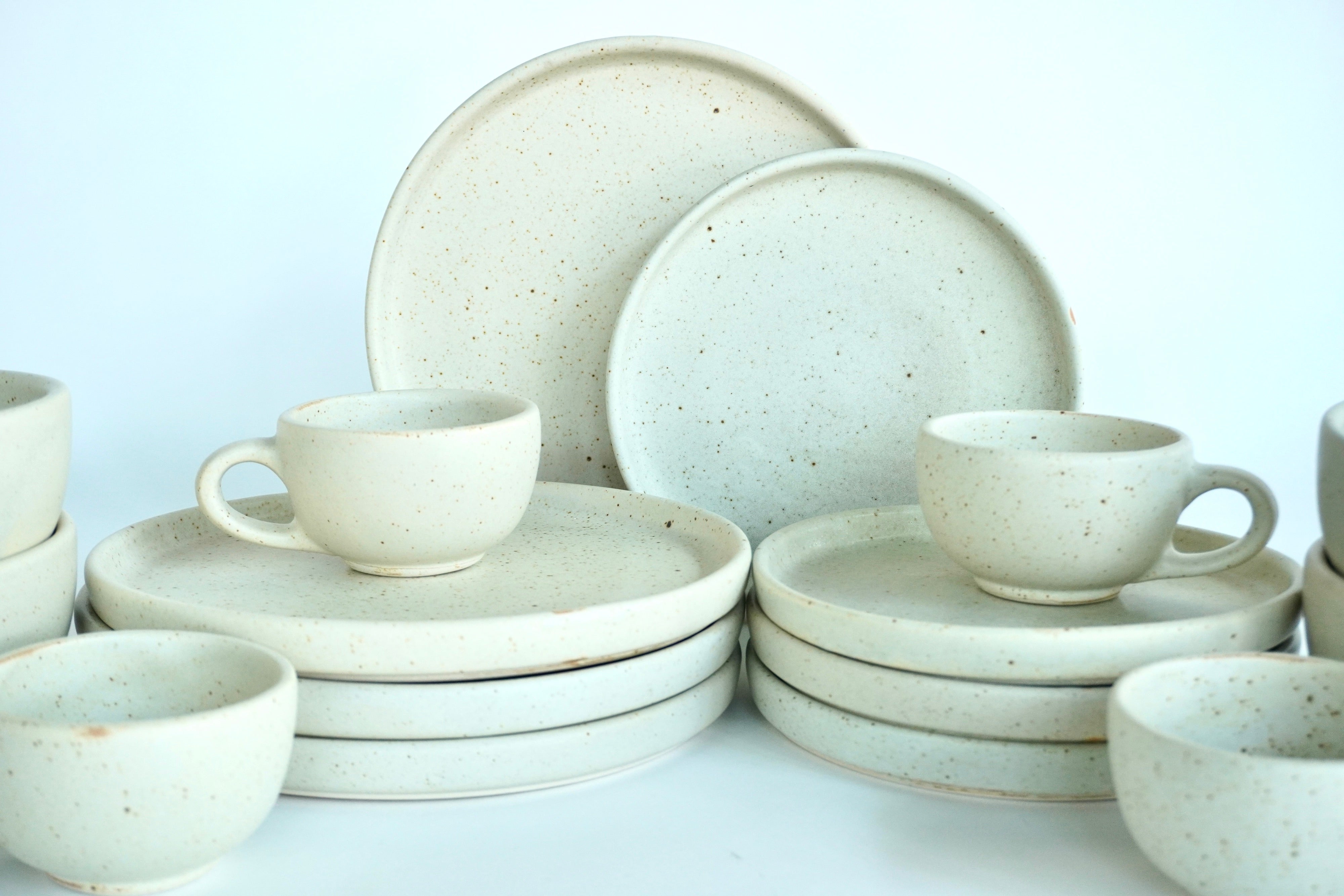 Arena blanca | Set de vajilla línea rústica para 4 personas (con consomeros & tazas de 8 oz)