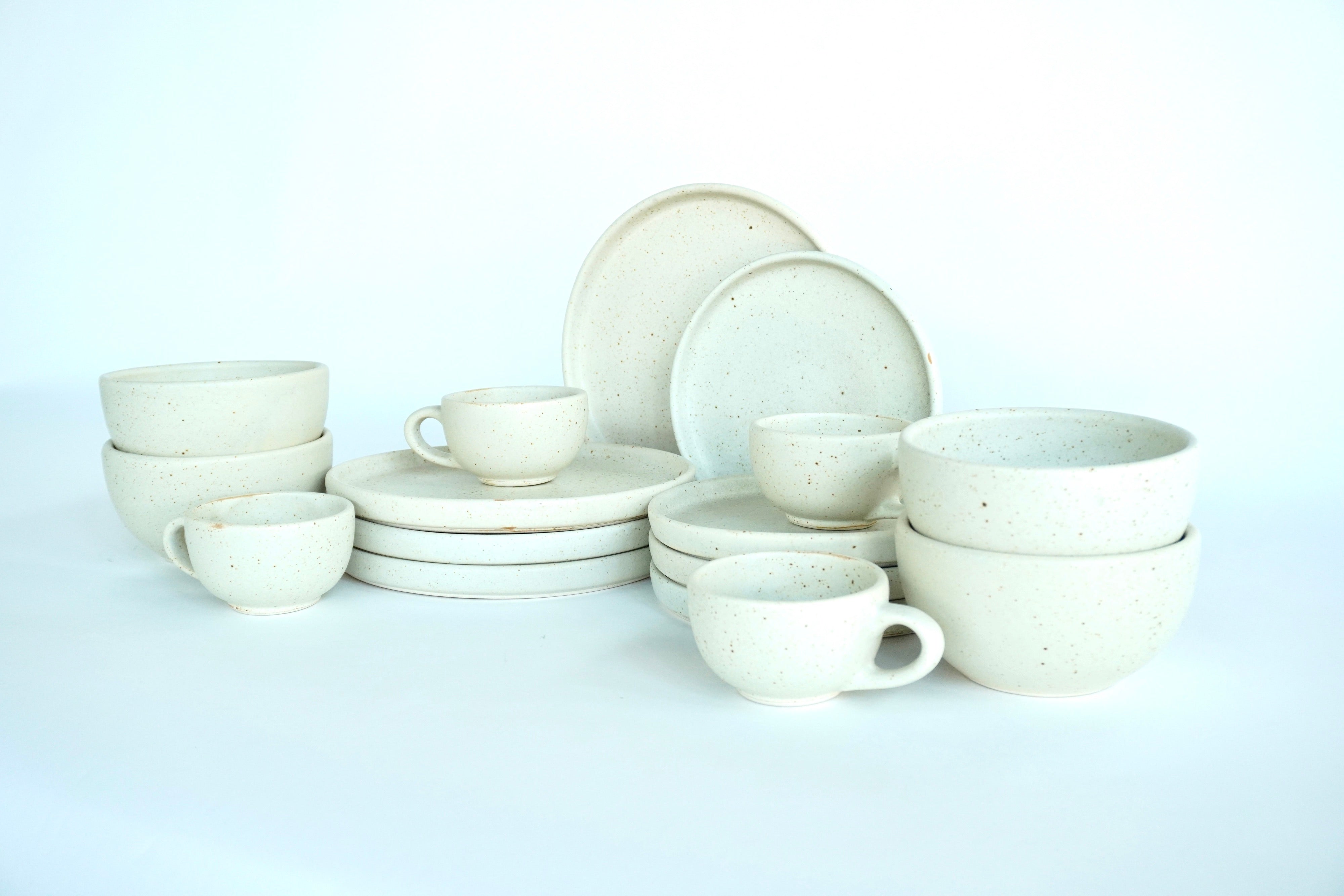 Arena blanca | Set de vajilla línea rústica para 4 personas (con consomeros & tazas de 8 oz)