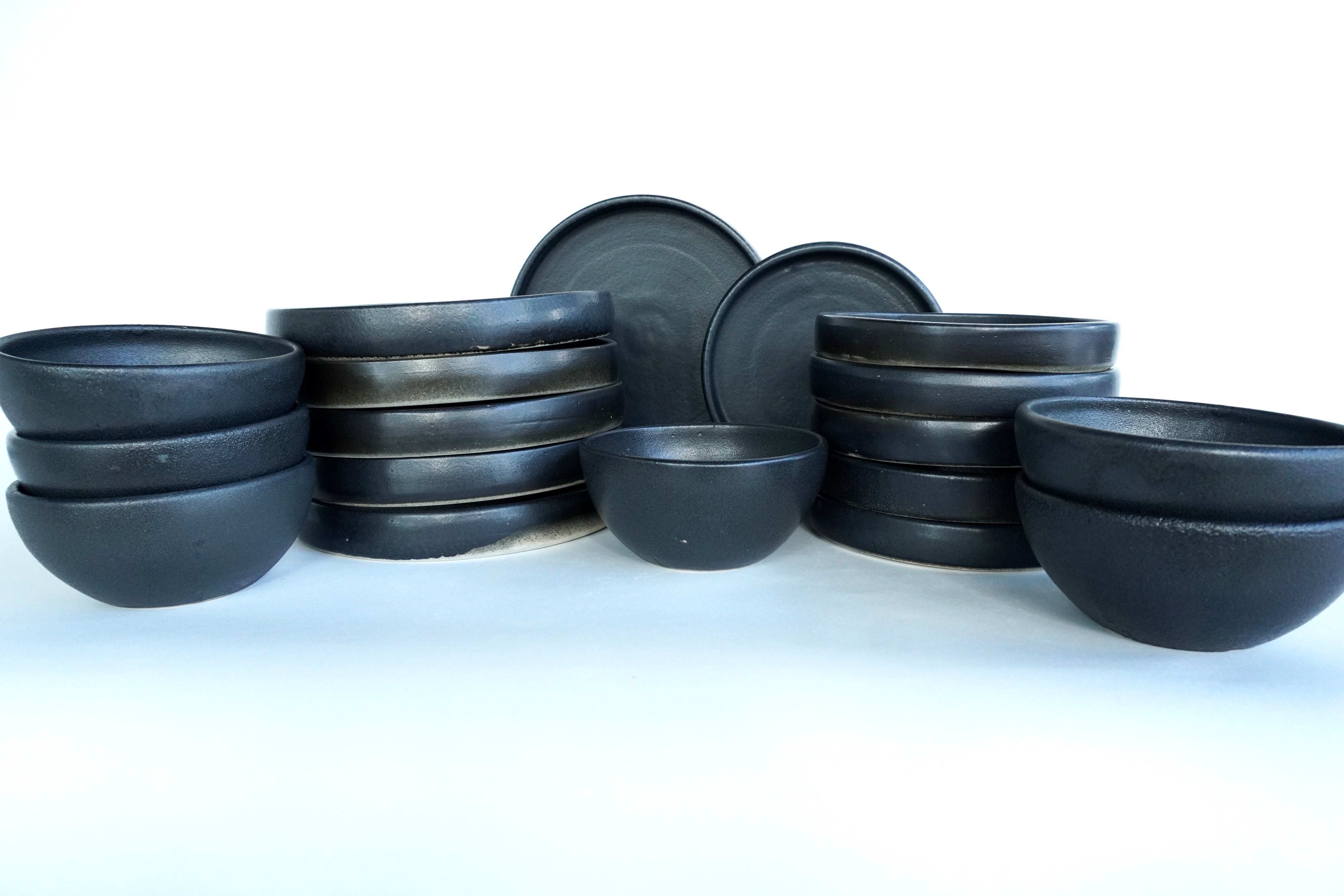 Negro mate | Set de vajilla básica línea ancestral para 6 personas