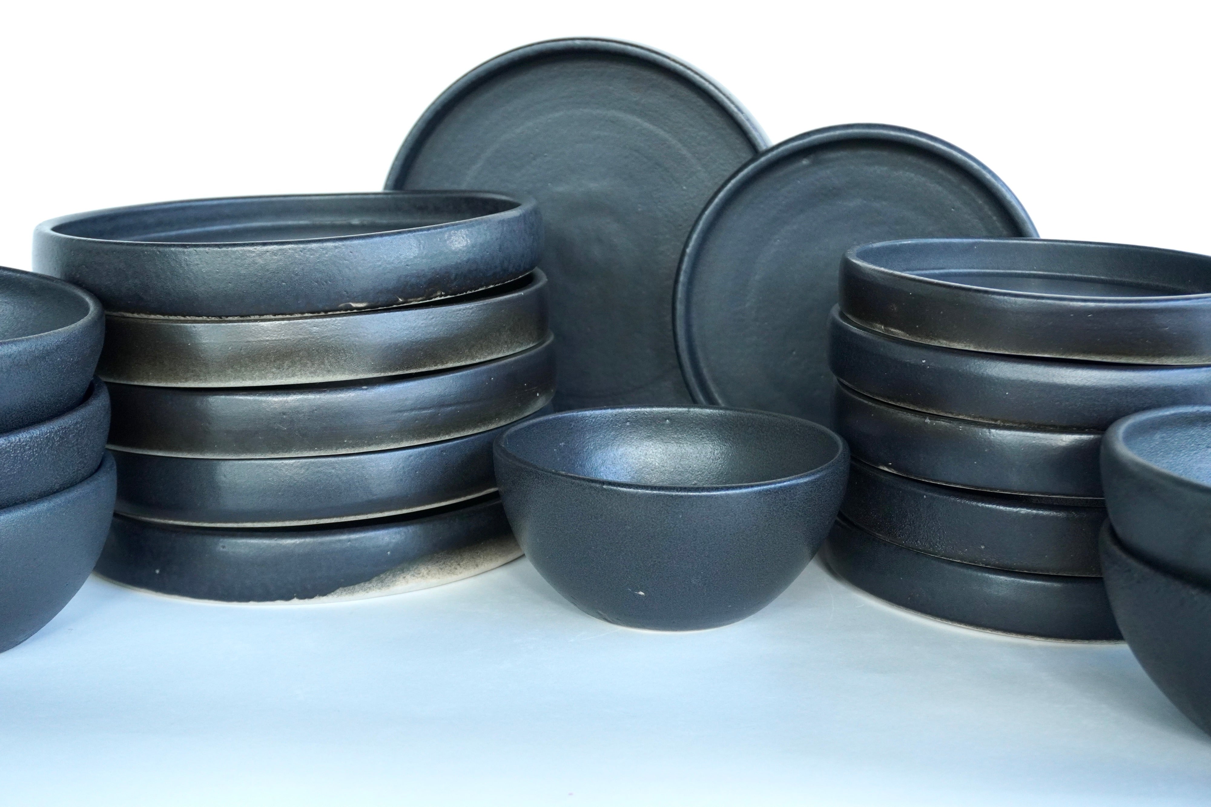 Negro mate | Set de vajilla básica línea ancestral para 6 personas