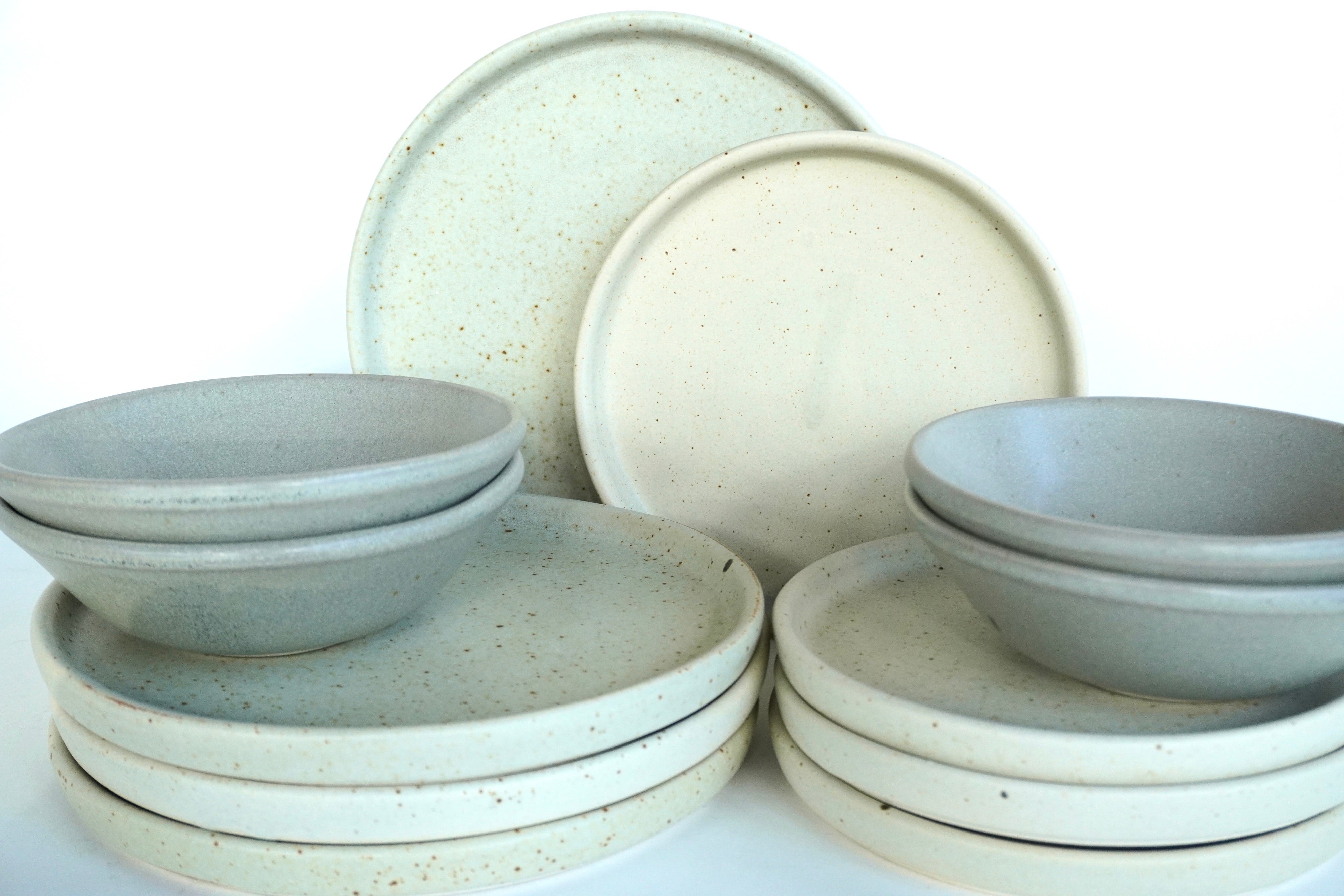 Mixta Arena blanca & Gris mate | Set de vajilla línea rústica para 4 personas