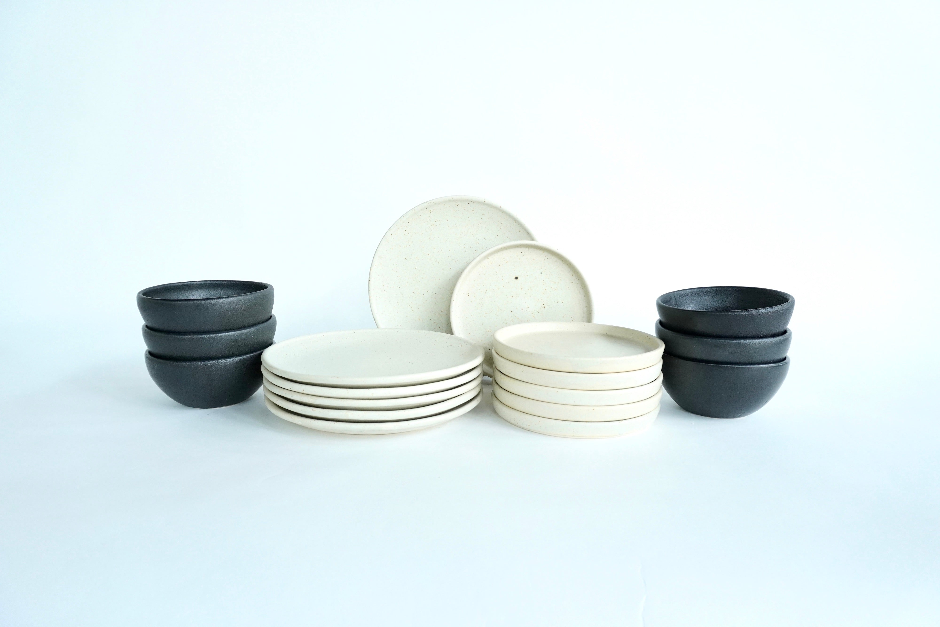 Mixta Arena blanca & Negro mate | Set de vajilla básica línea rústica & ancestral para 6 personas