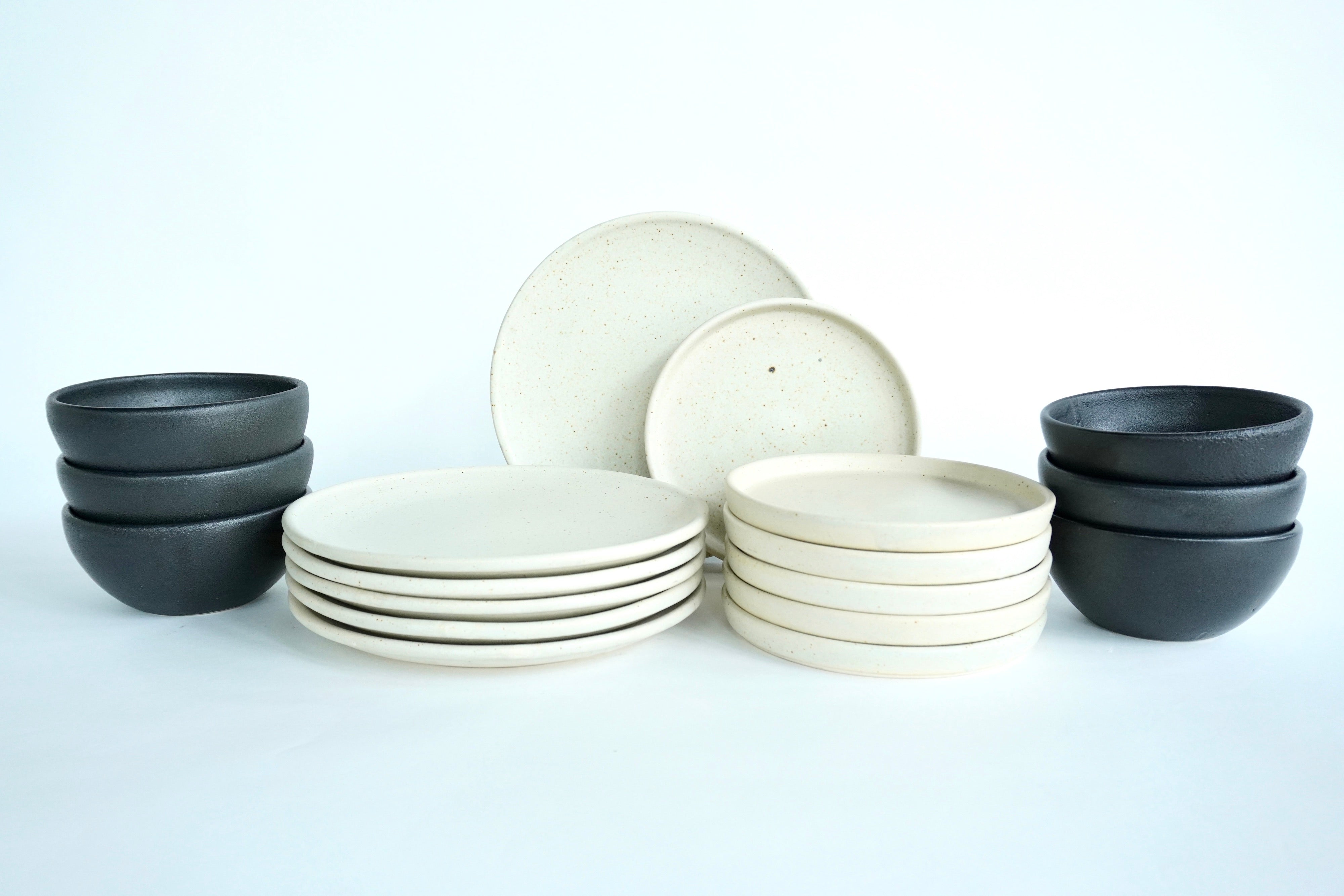 Mixta Arena blanca & Negro mate | Set de vajilla básica línea rústica & ancestral para 6 personas