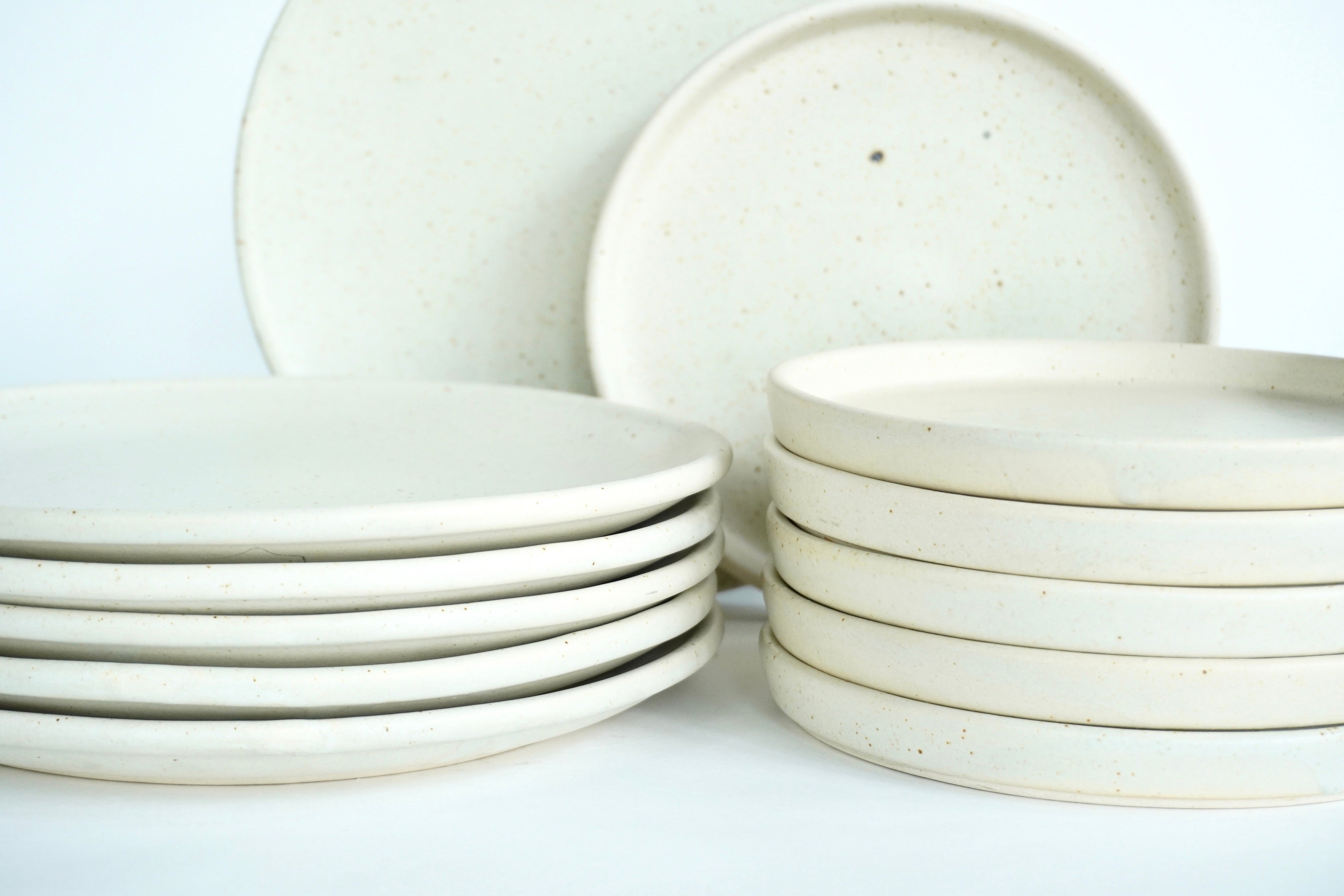 Mixta Arena blanca & Negro mate | Set de vajilla básica línea rústica & ancestral para 6 personas