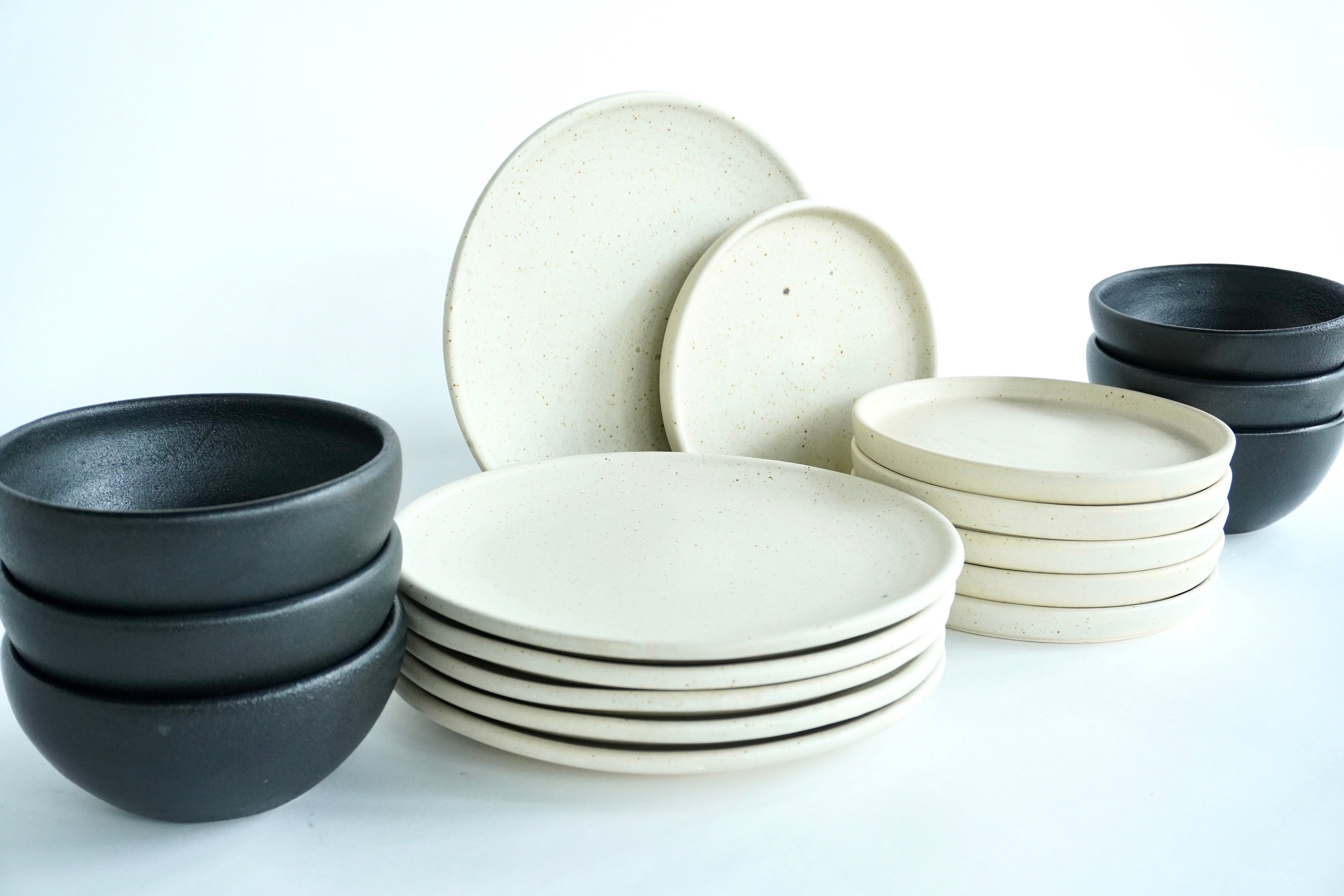 Mixta Arena blanca & Negro mate | Set de vajilla básica línea rústica & ancestral para 6 personas
